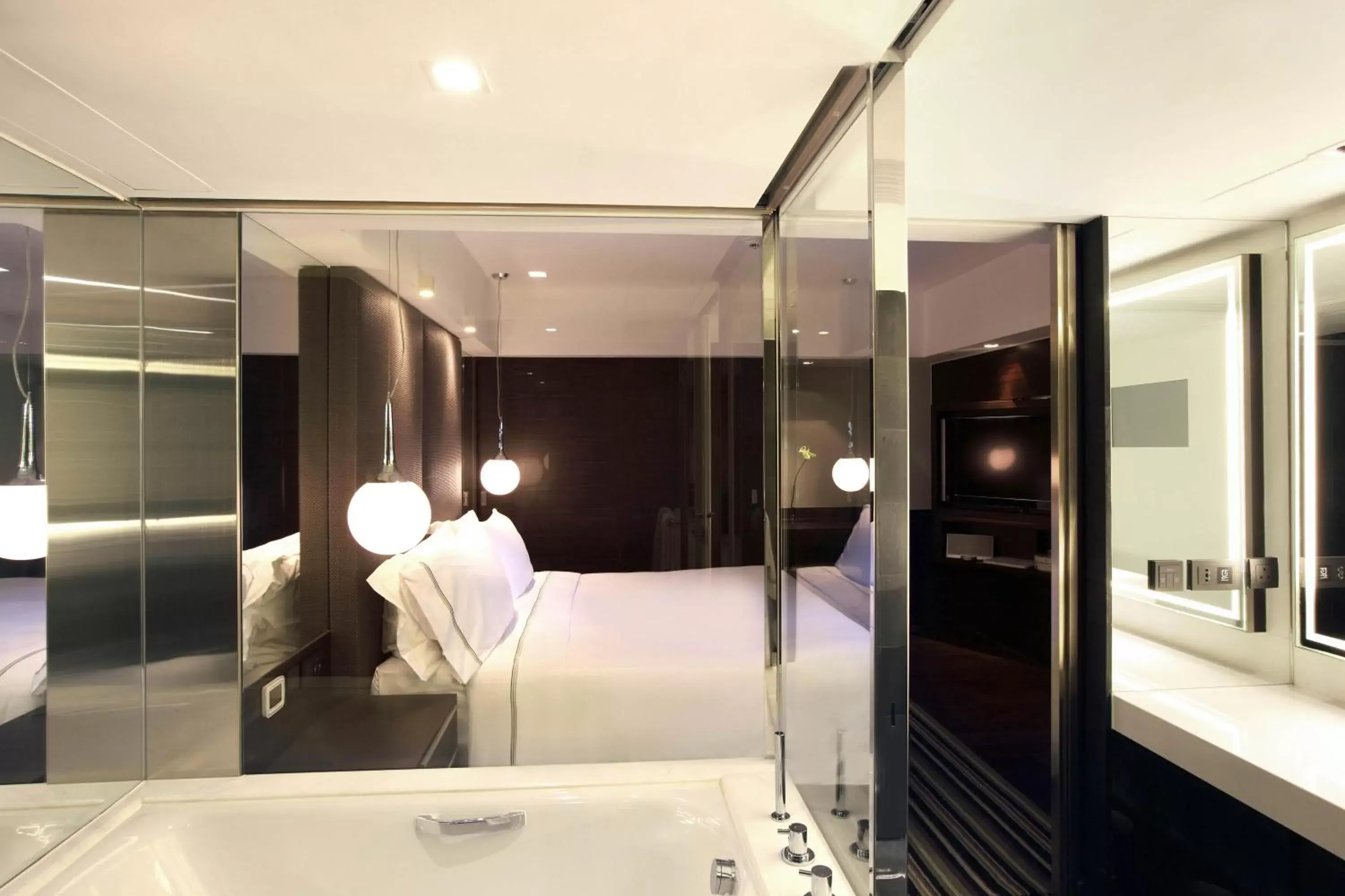 Bedroom, Bathroom in The Mira Hong Kong