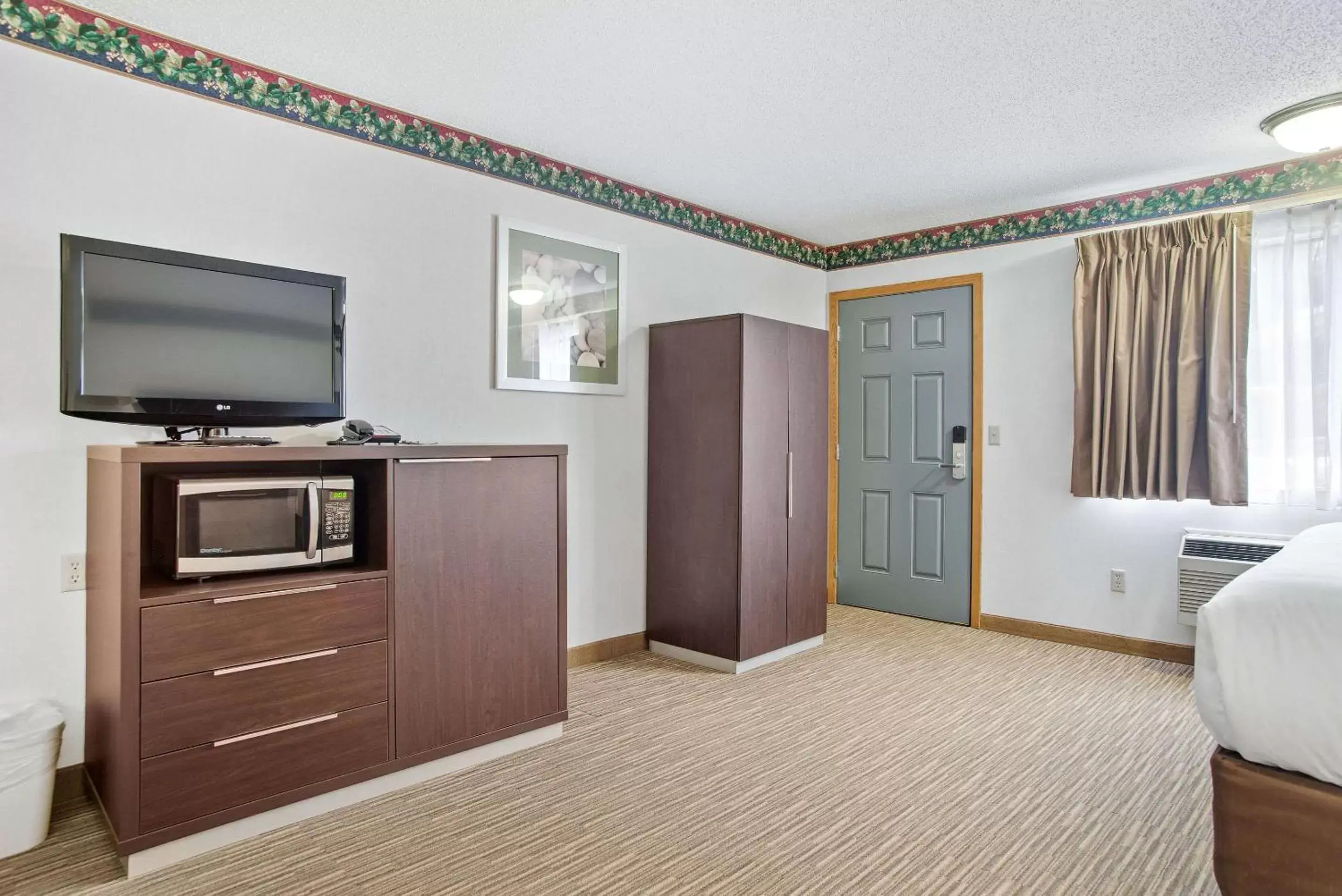 Photo of the whole room, TV/Entertainment Center in EverSpring Inn & Suites