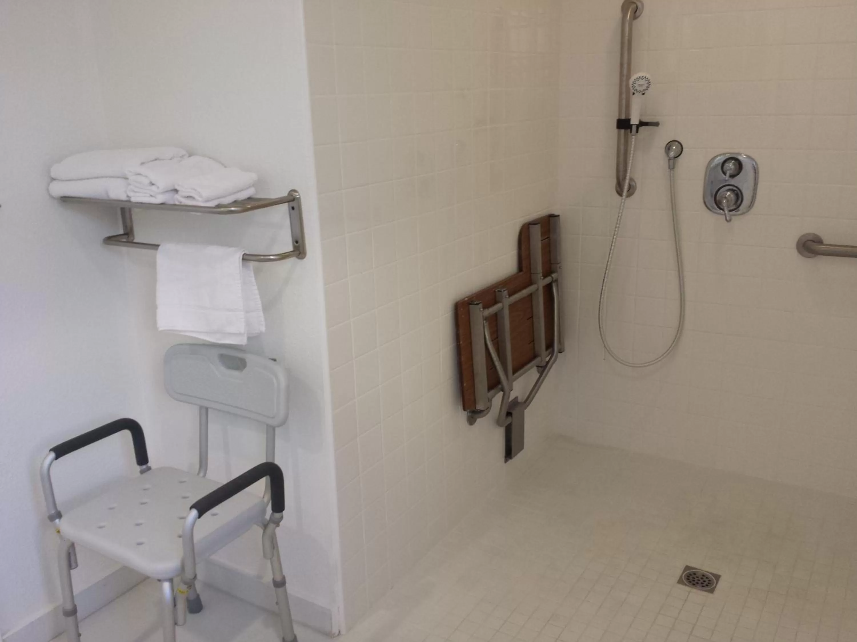 Shower in Travelers Beach Inn