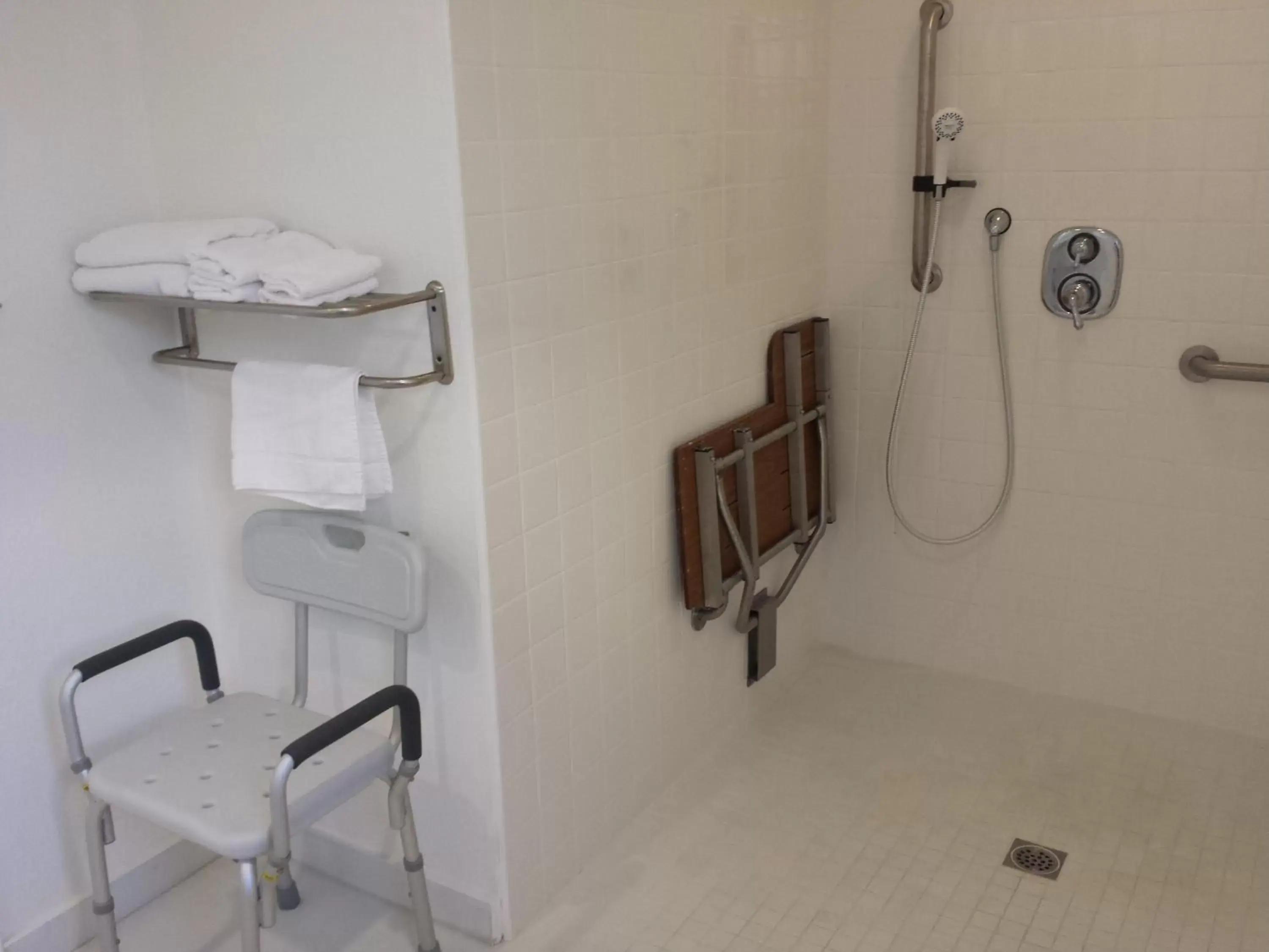 Shower, Bathroom in Travelers Beach Inn