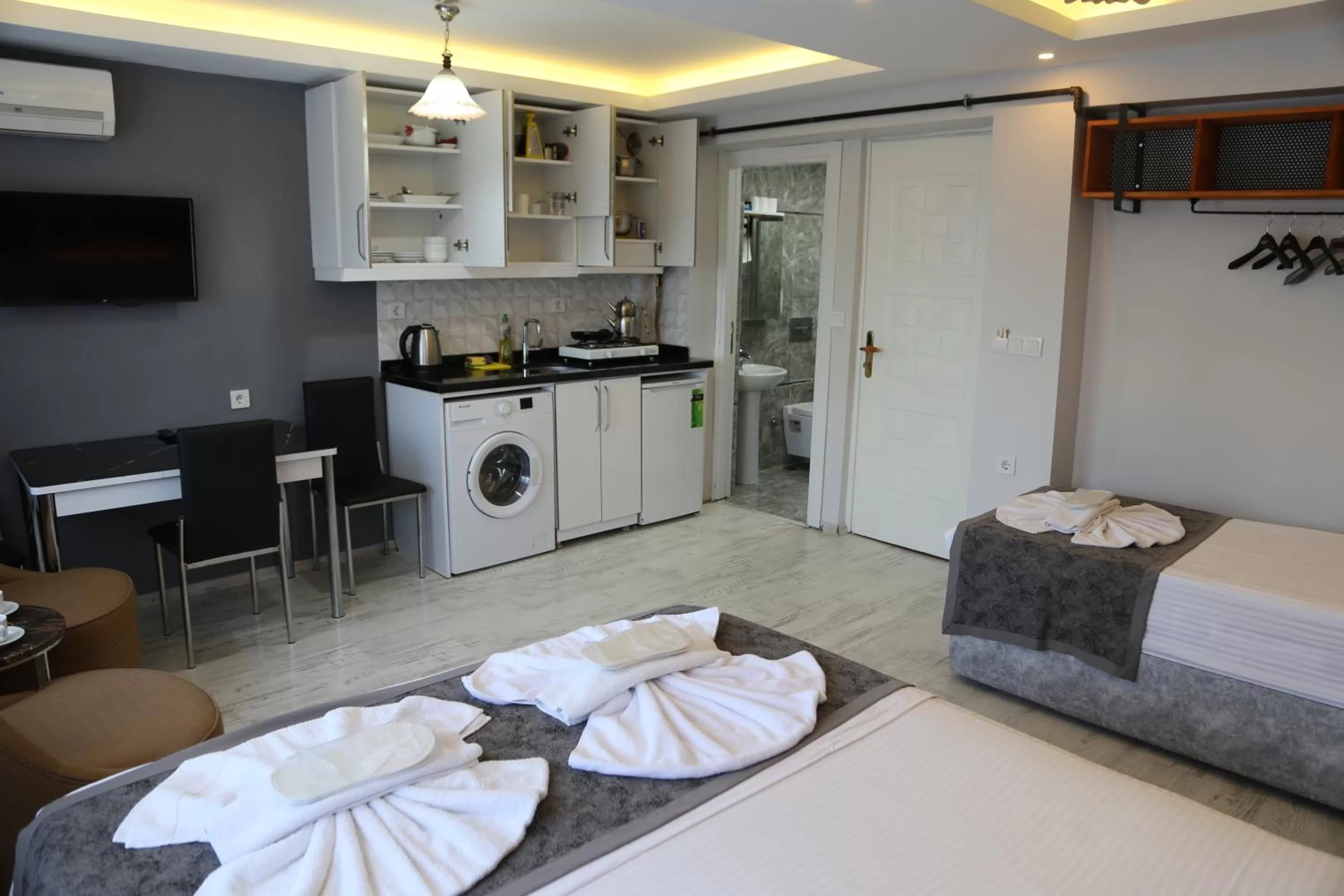 Kitchen or kitchenette, Bed in Arat Apartments