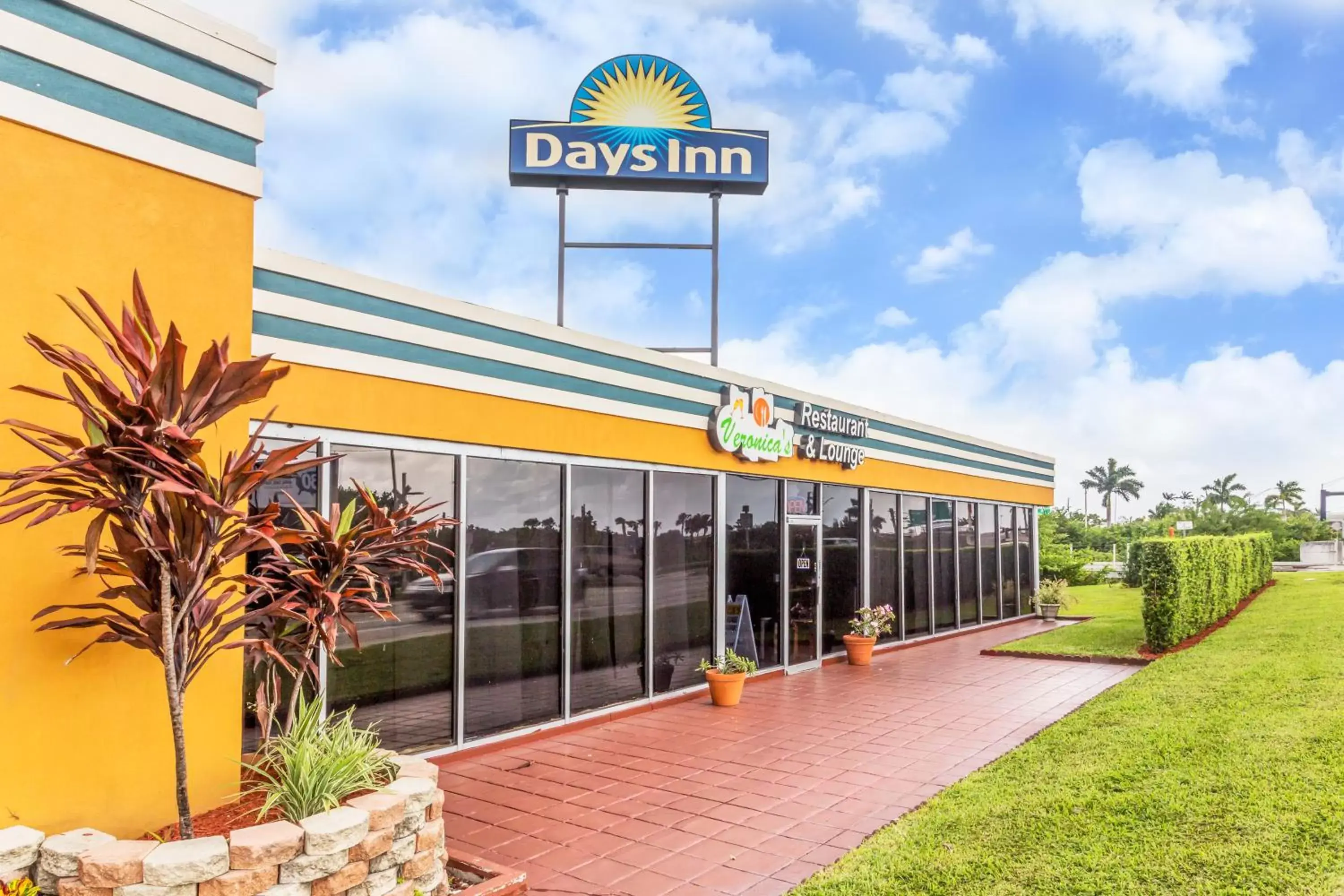 Restaurant/places to eat, Property Building in Days Inn by Wyndham Fort Lauderdale-Oakland Park Airport N