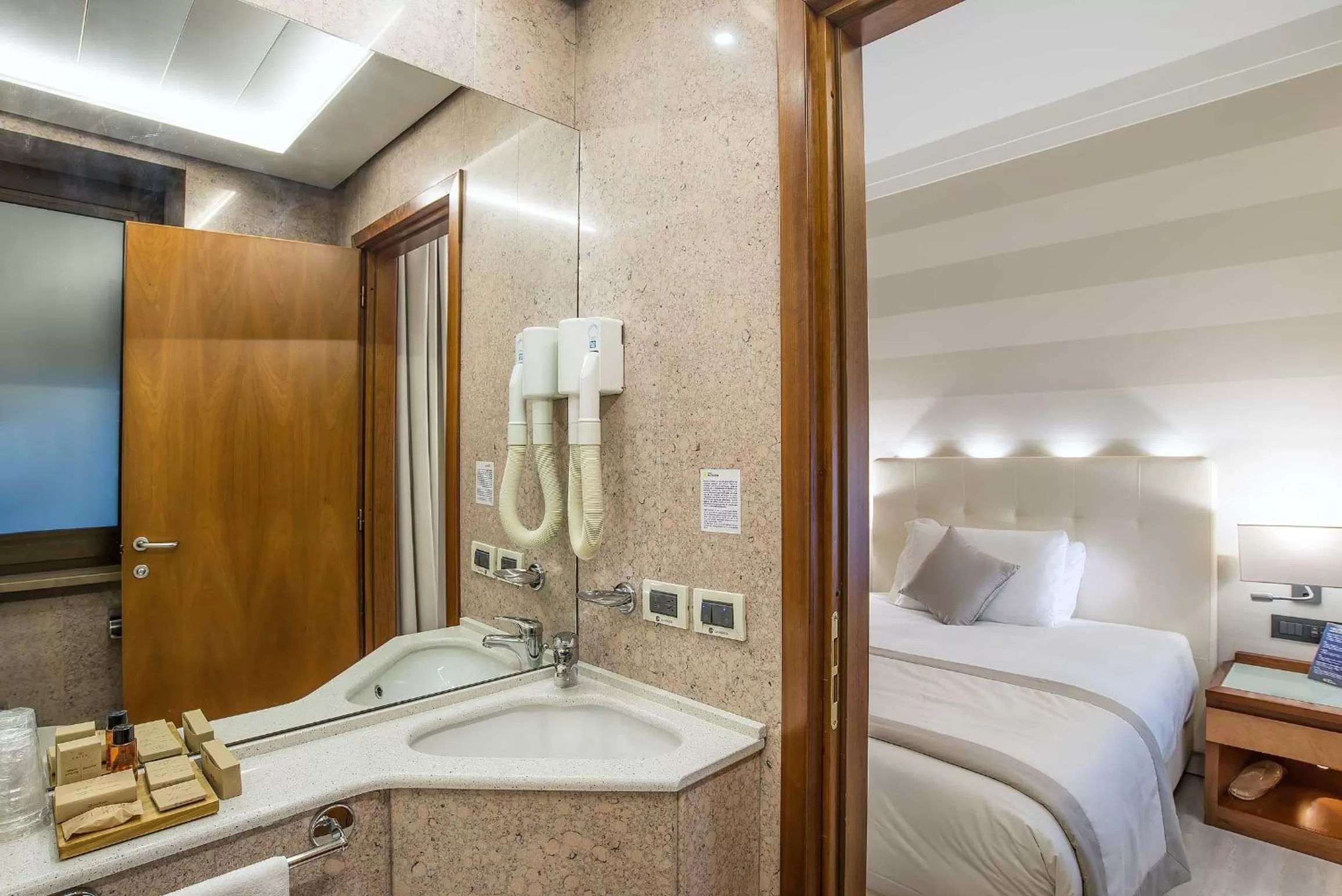 Bathroom, Bed in Hotel La Giocca