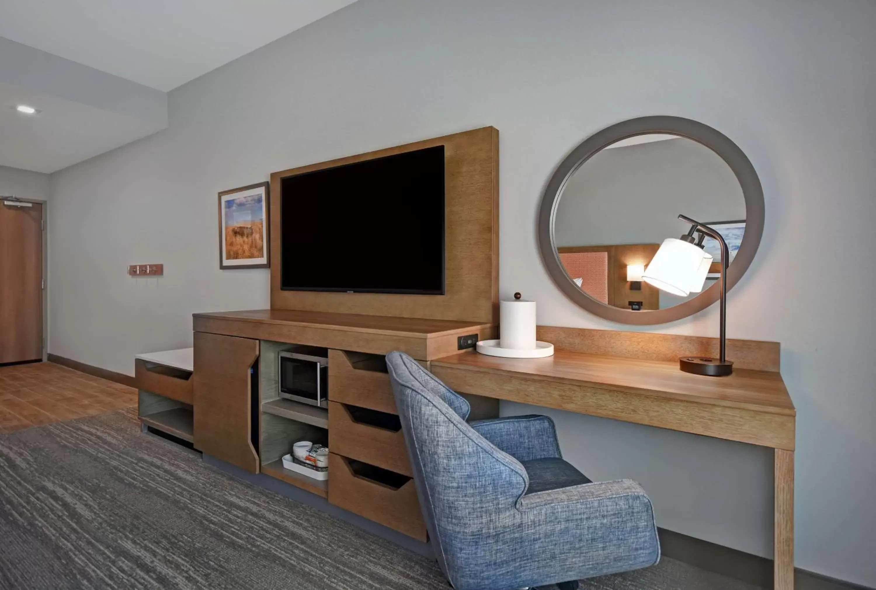 Bedroom, TV/Entertainment Center in Hampton Inn Midland South, Tx