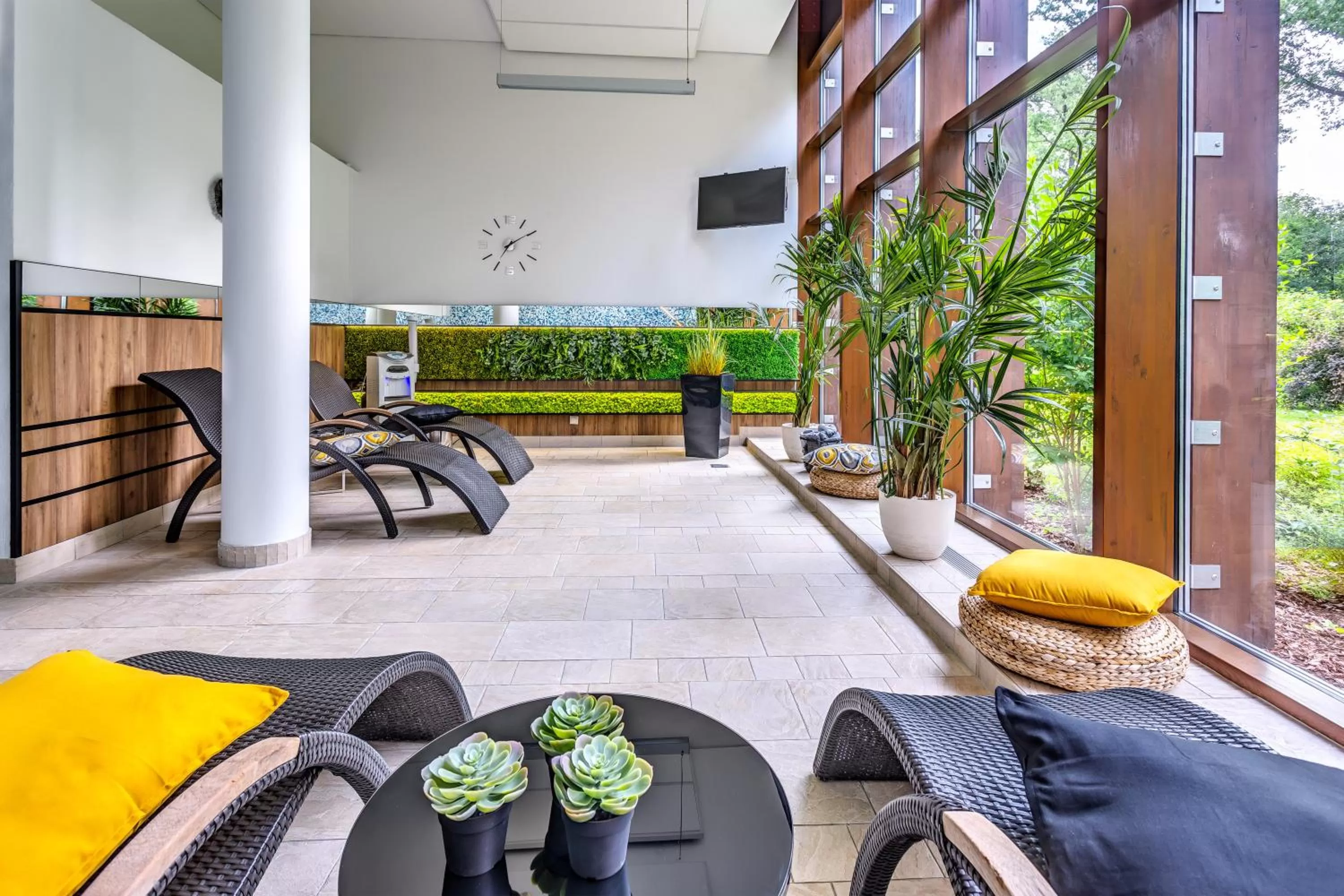 Seating area in Holiday Inn Resort Warsaw Józefów by IHG