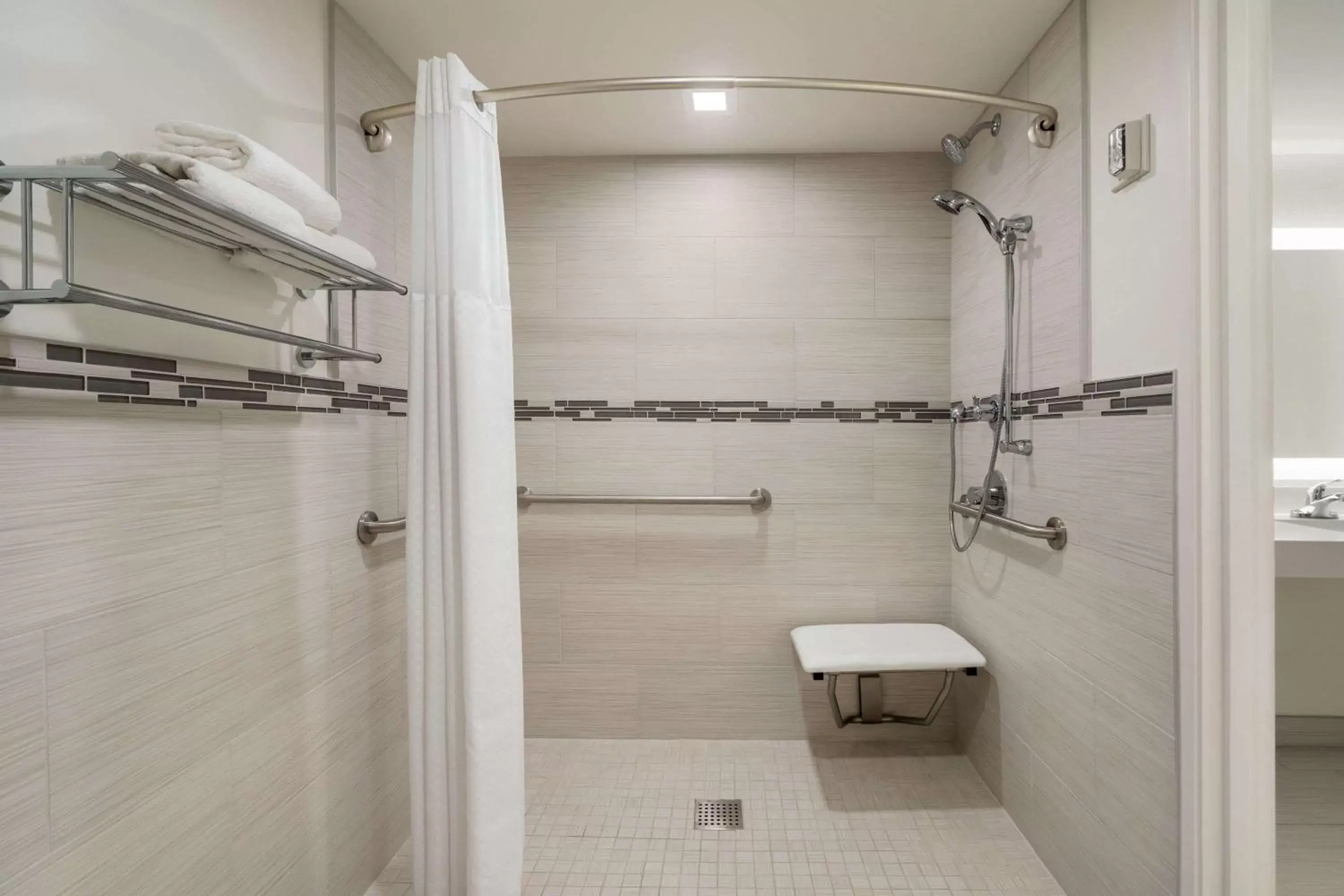 Photo of the whole room, Bathroom in Days Hotel by Wyndham Flagstaff