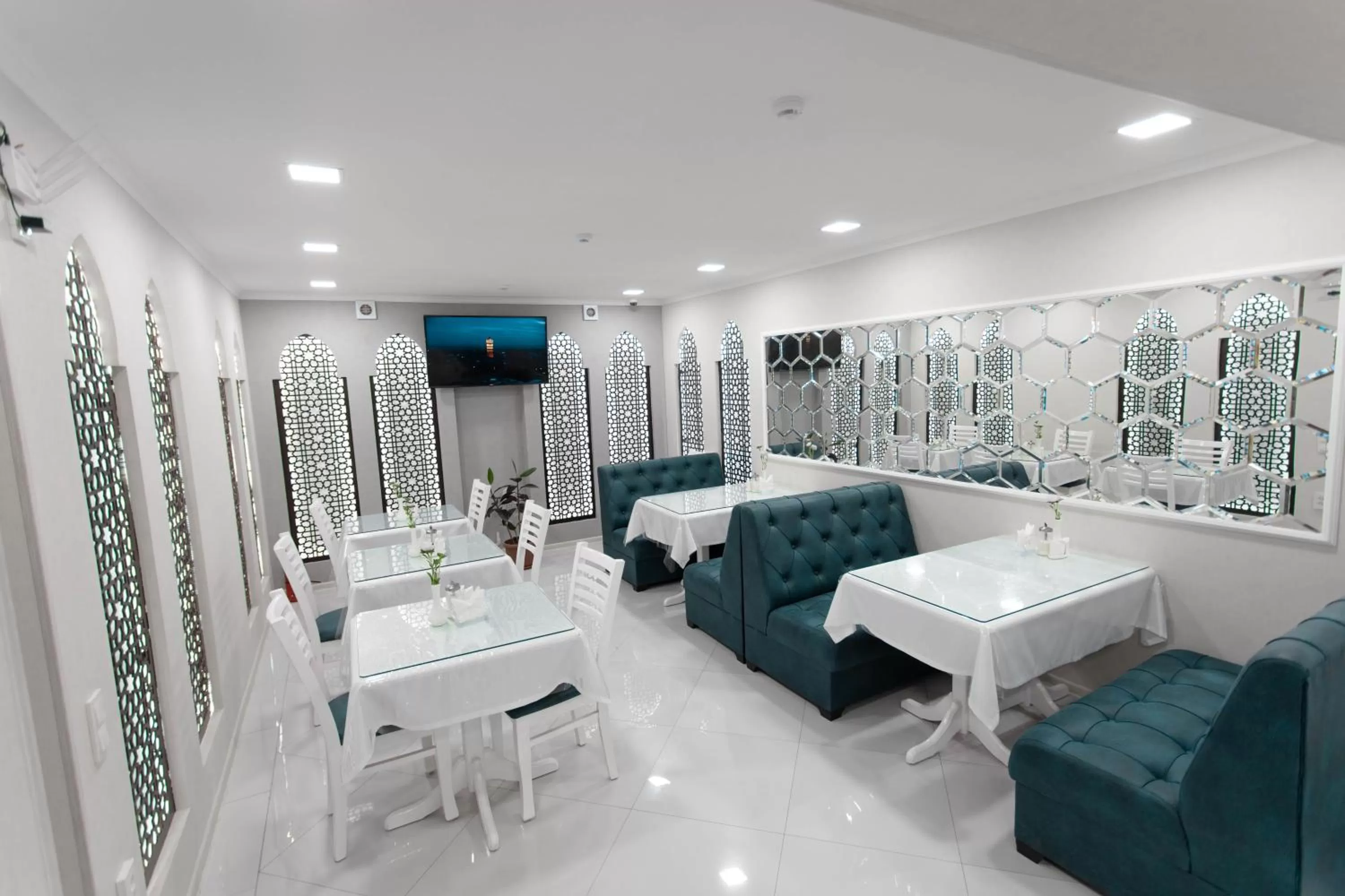 Restaurant/places to eat in Registon Saroy Hotel