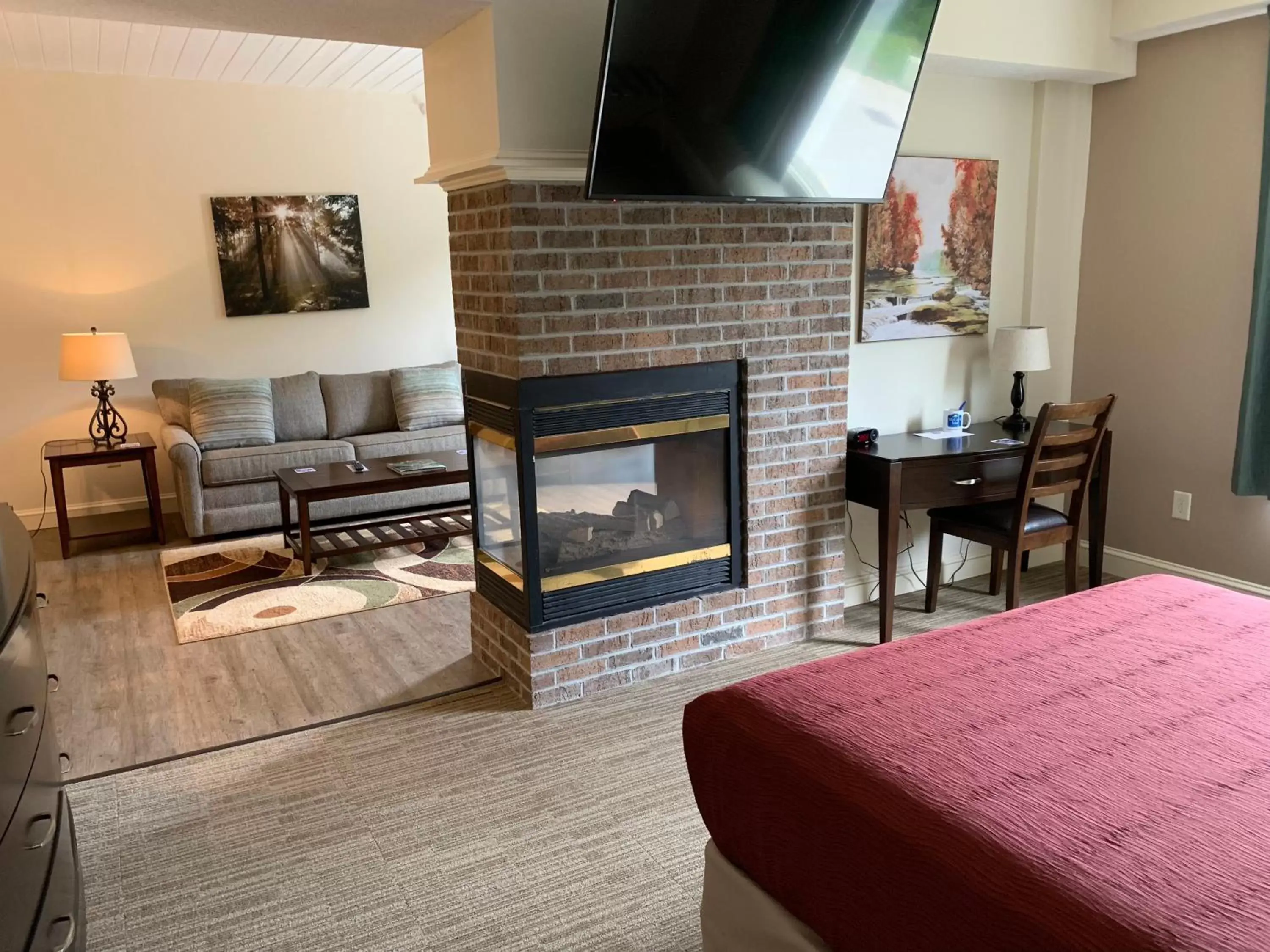 Living room, TV/Entertainment Center in McCoy's Inn