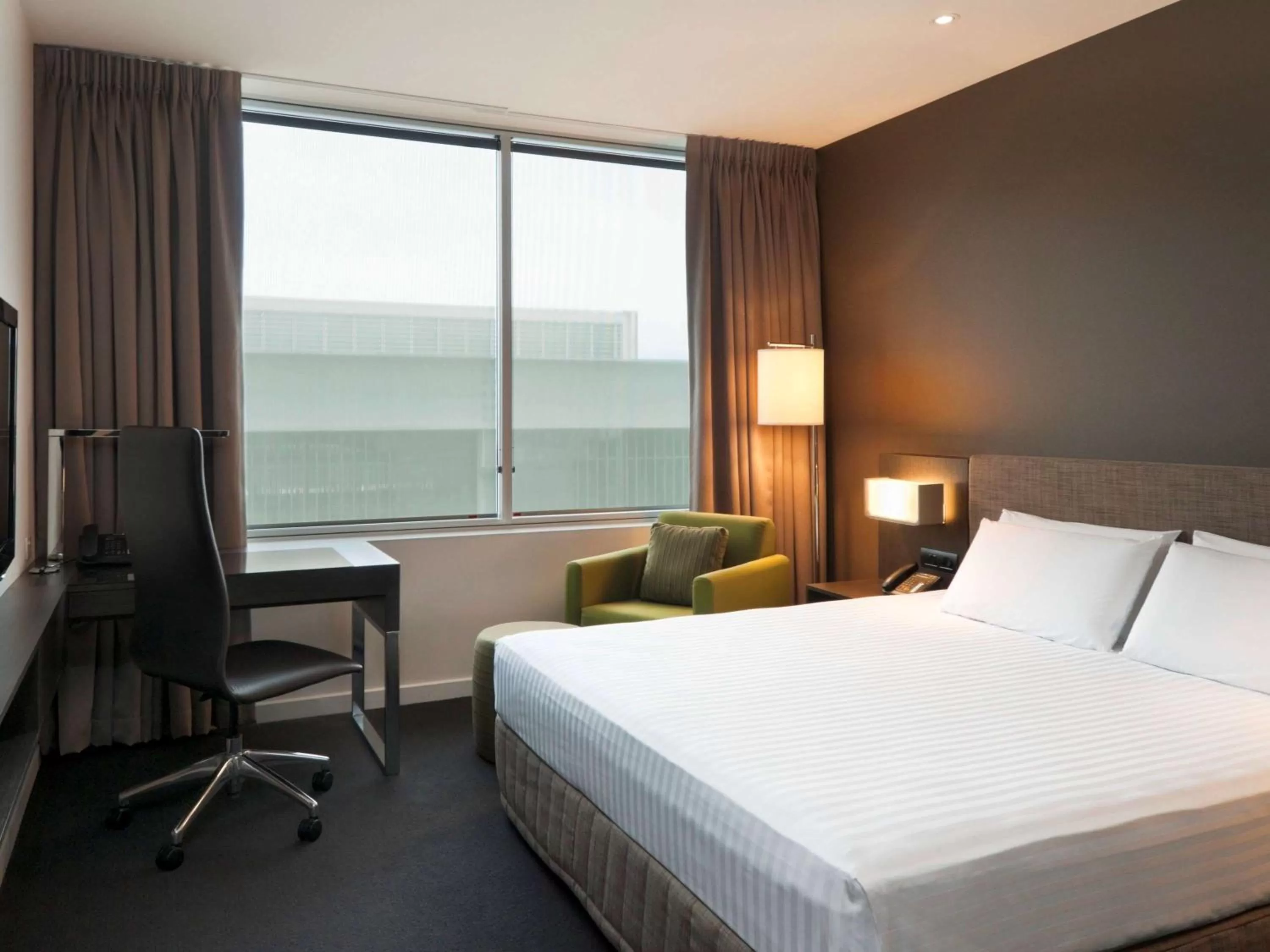 Photo of the whole room, Bed in Pullman Adelaide