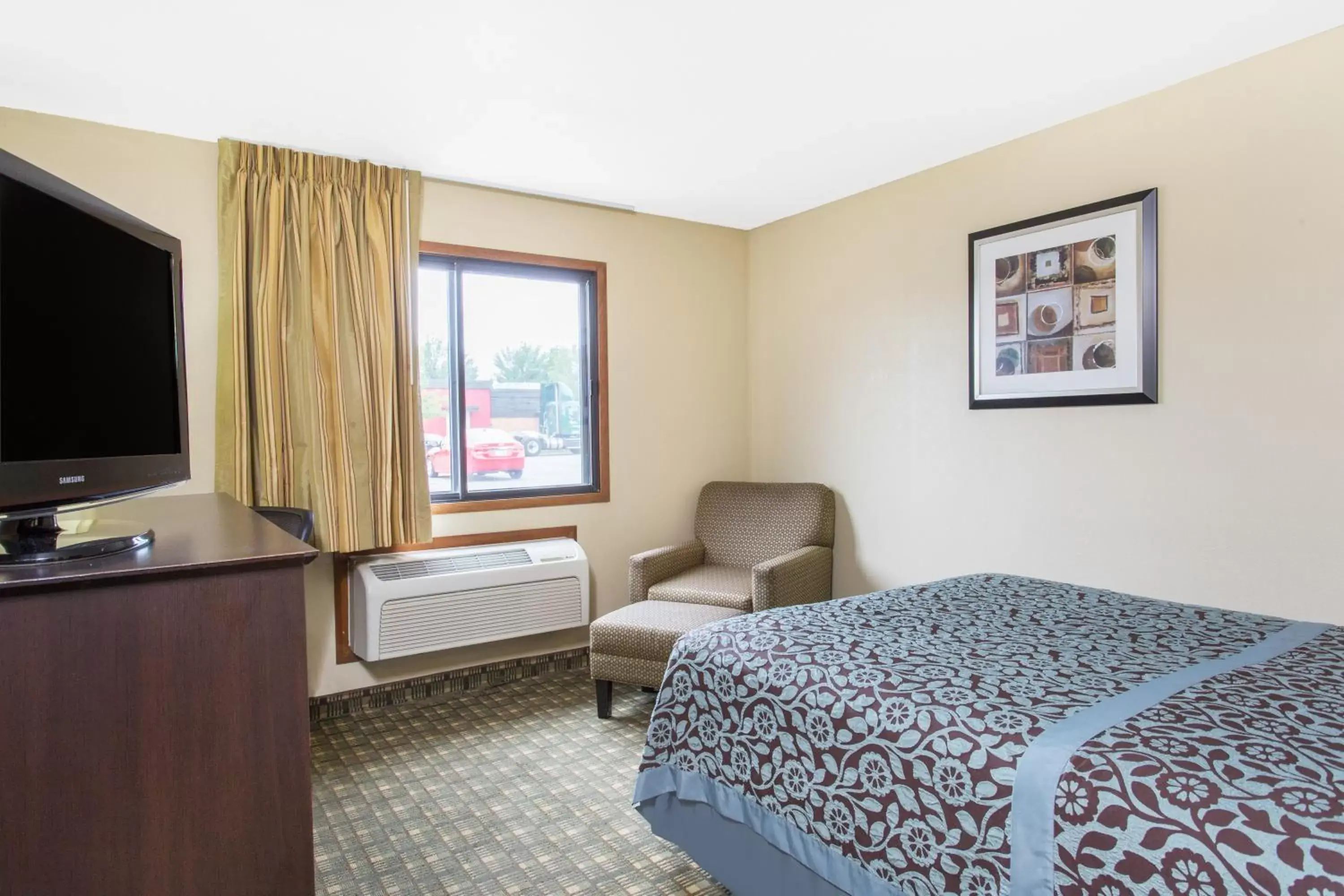 Bedroom, Bed in Days Inn & Suites by Wyndham Waterloo