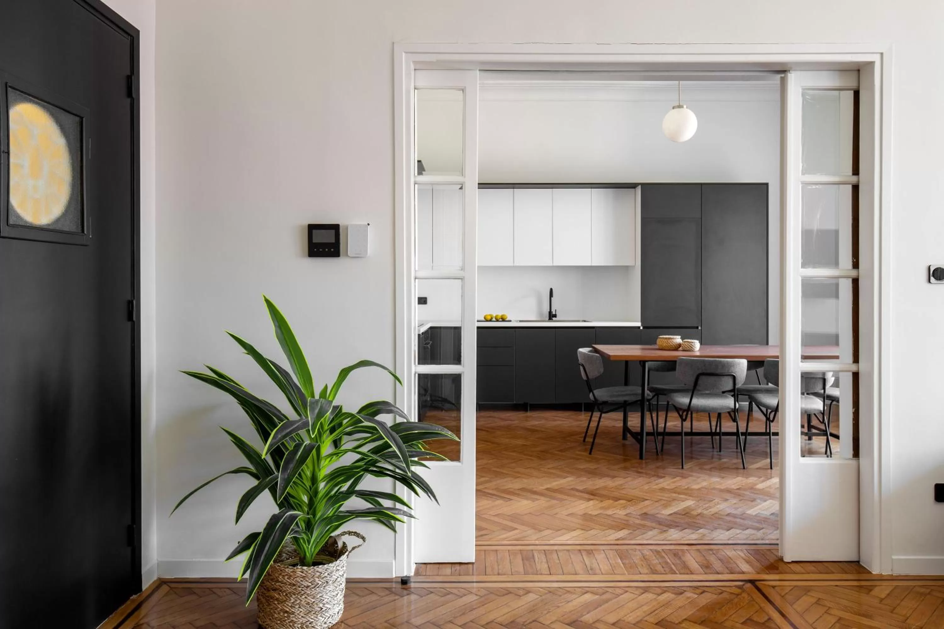 Kitchen or kitchenette, Dining Area in ZOIA The Met by UPSTREET