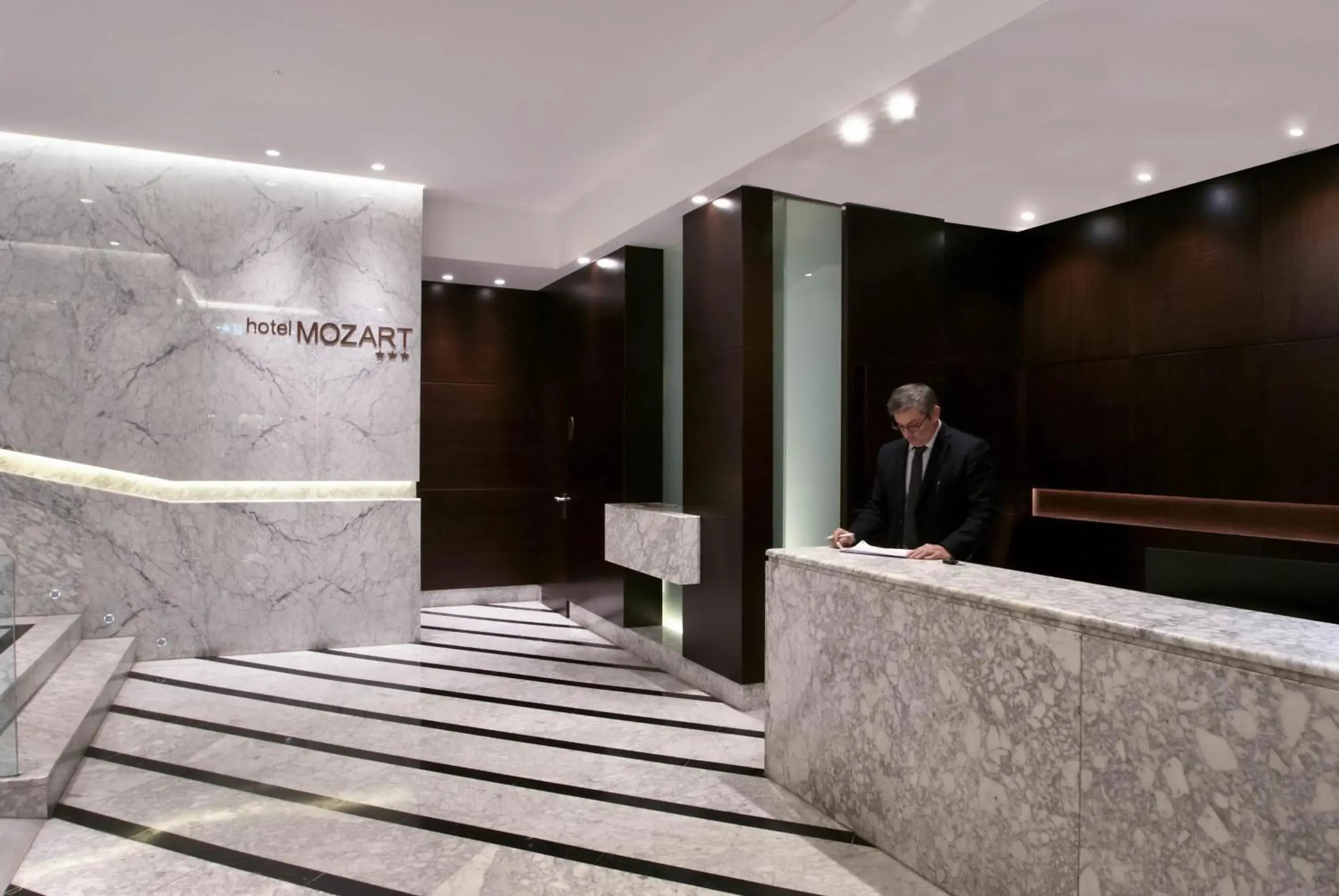 Staff, Lobby/Reception in Hotel Mozart