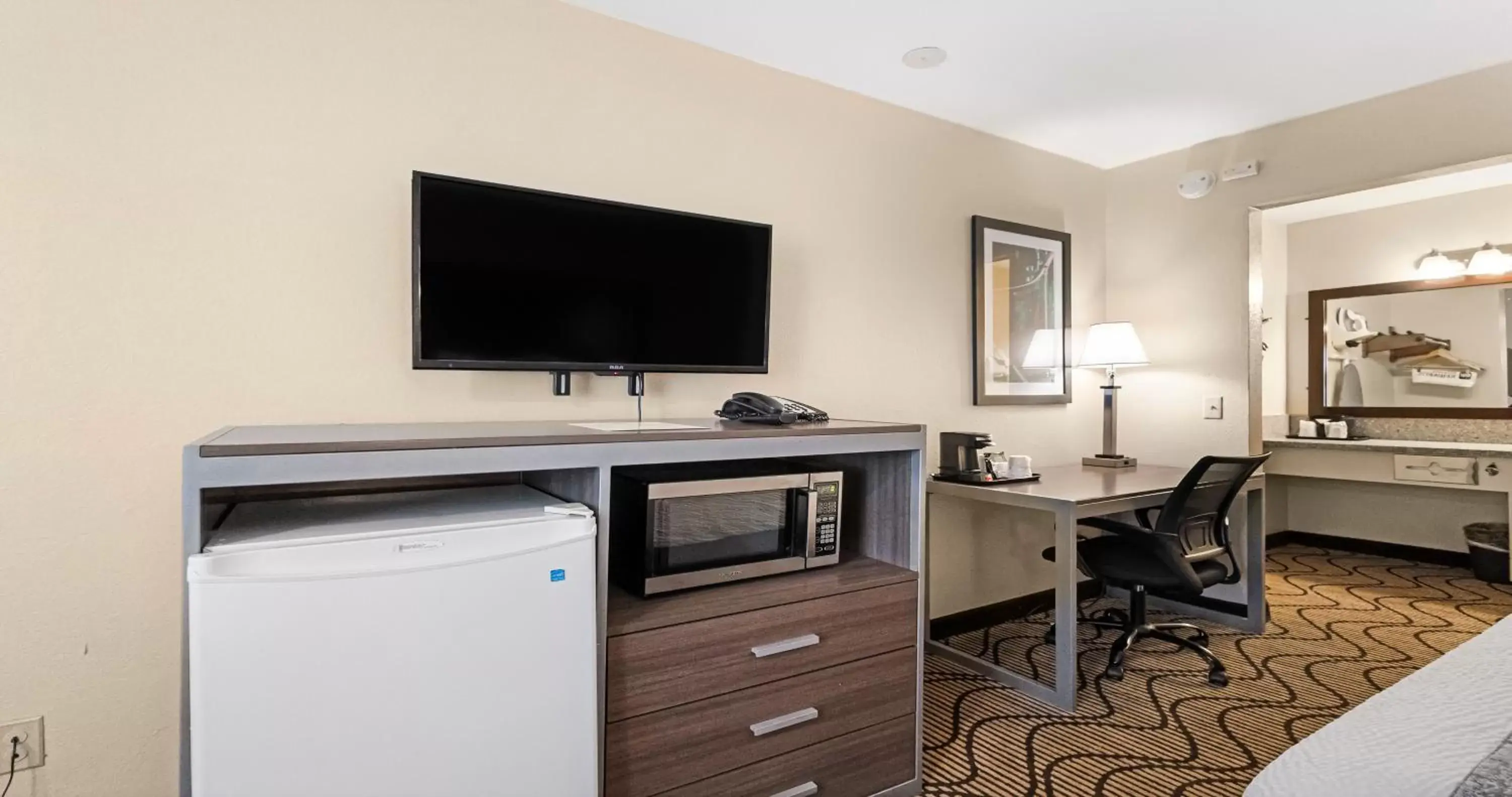 Bedroom, TV/Entertainment Center in SureStay Plus Hotel by Best Western Sacramento North