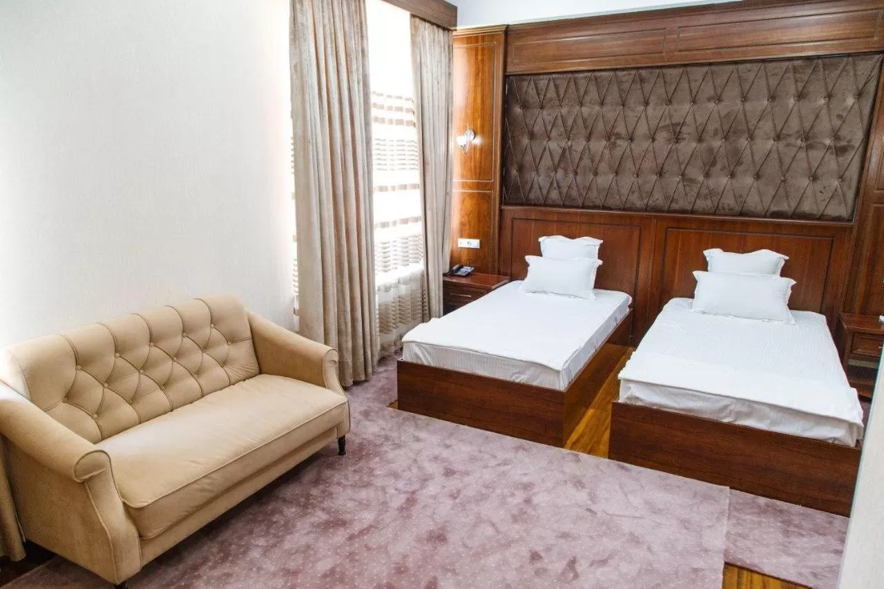 Shower in Shedevr Plaza