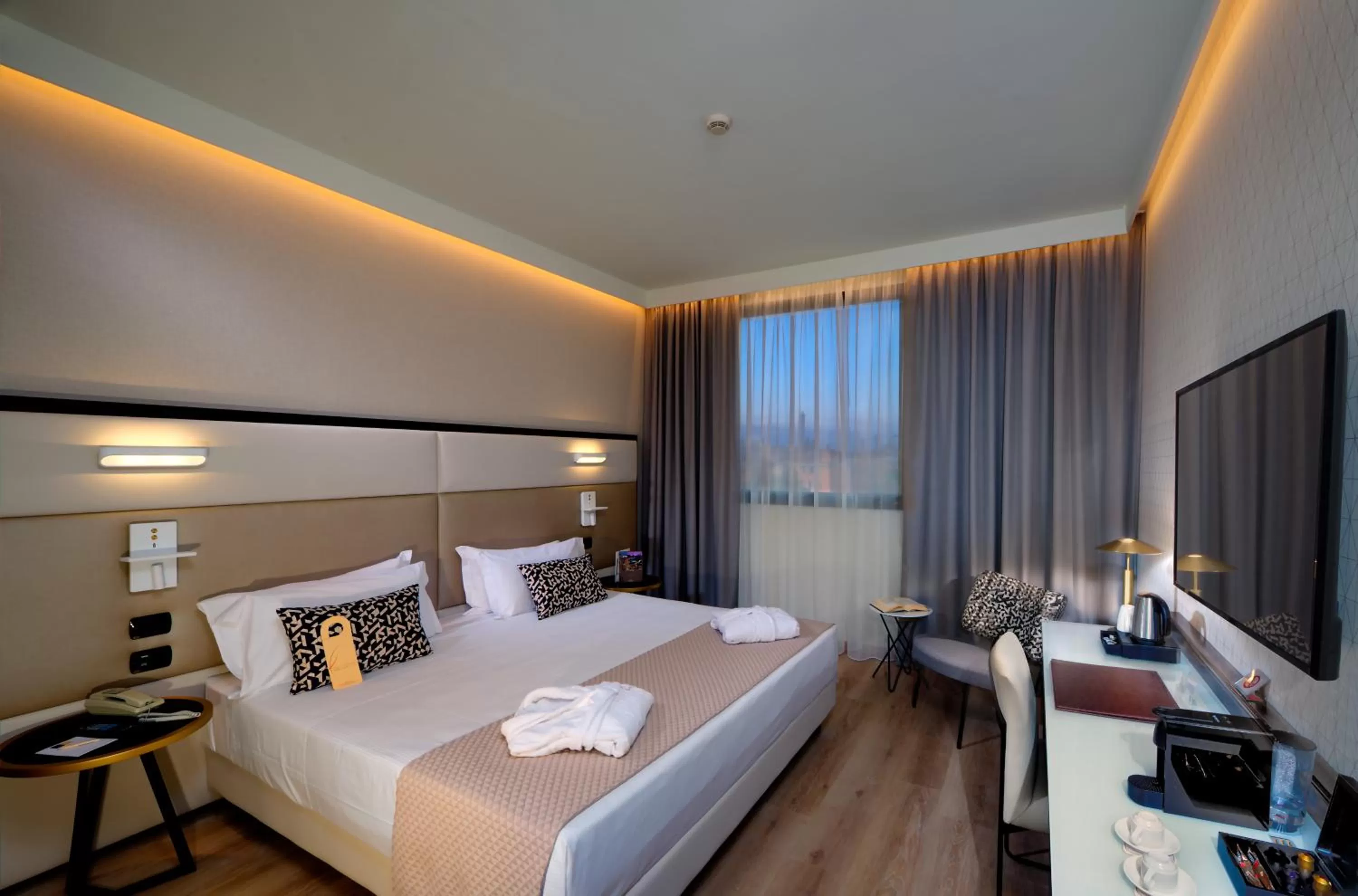 Shower, Bed in Savhotel Aemilia Bologna