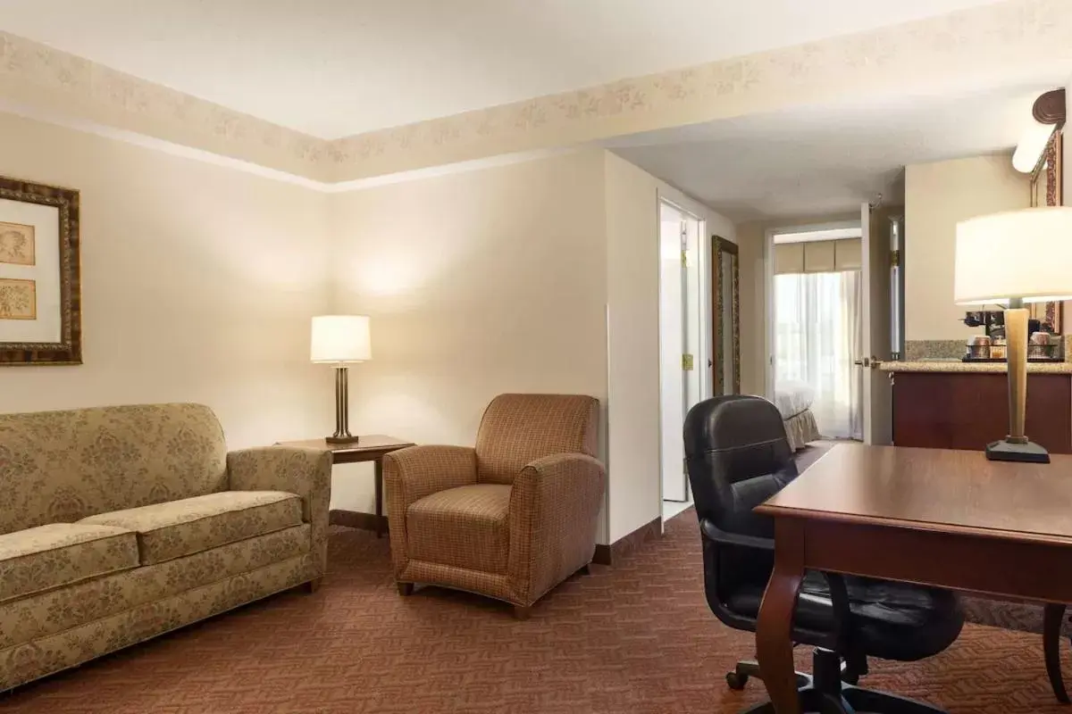 Living room, Seating Area in Country Inn & Suites by Radisson, Potomac Mills Woodbridge, VA