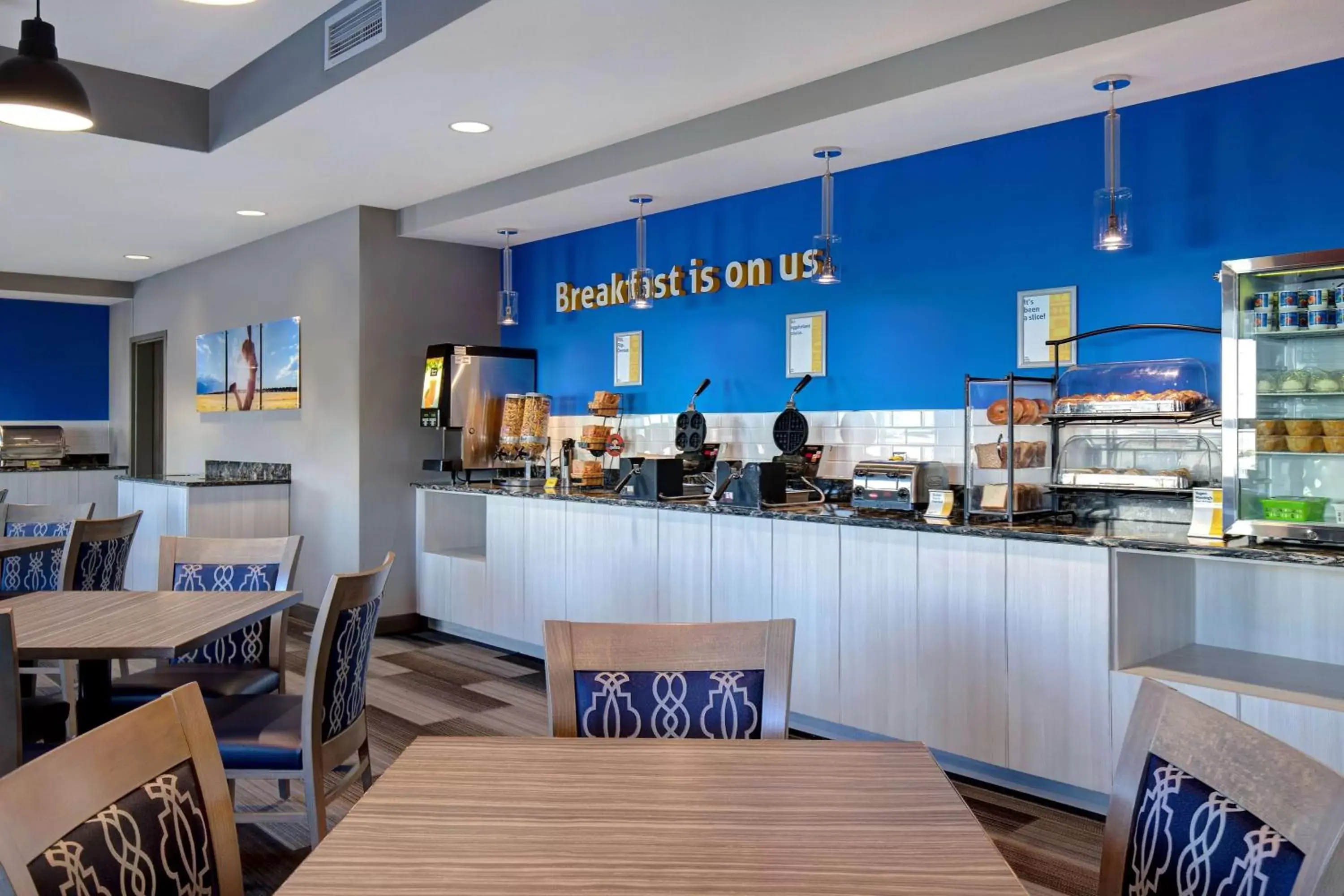 Restaurant/Places to Eat in Days Inn & Suites by Wyndham Warman Legends Centre