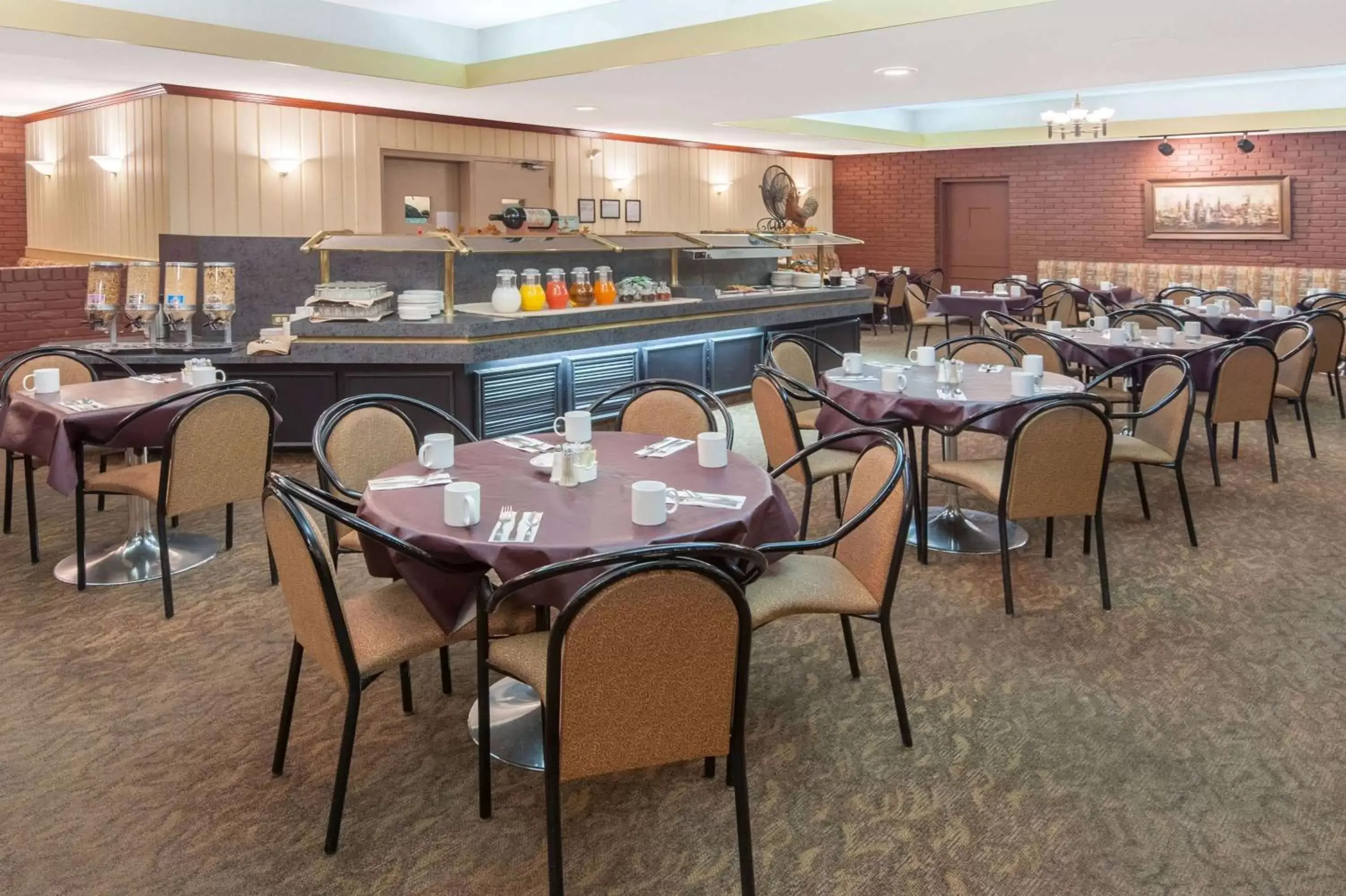 Restaurant/Places to Eat in Ramada Plaza by Wyndham Calgary Downtown