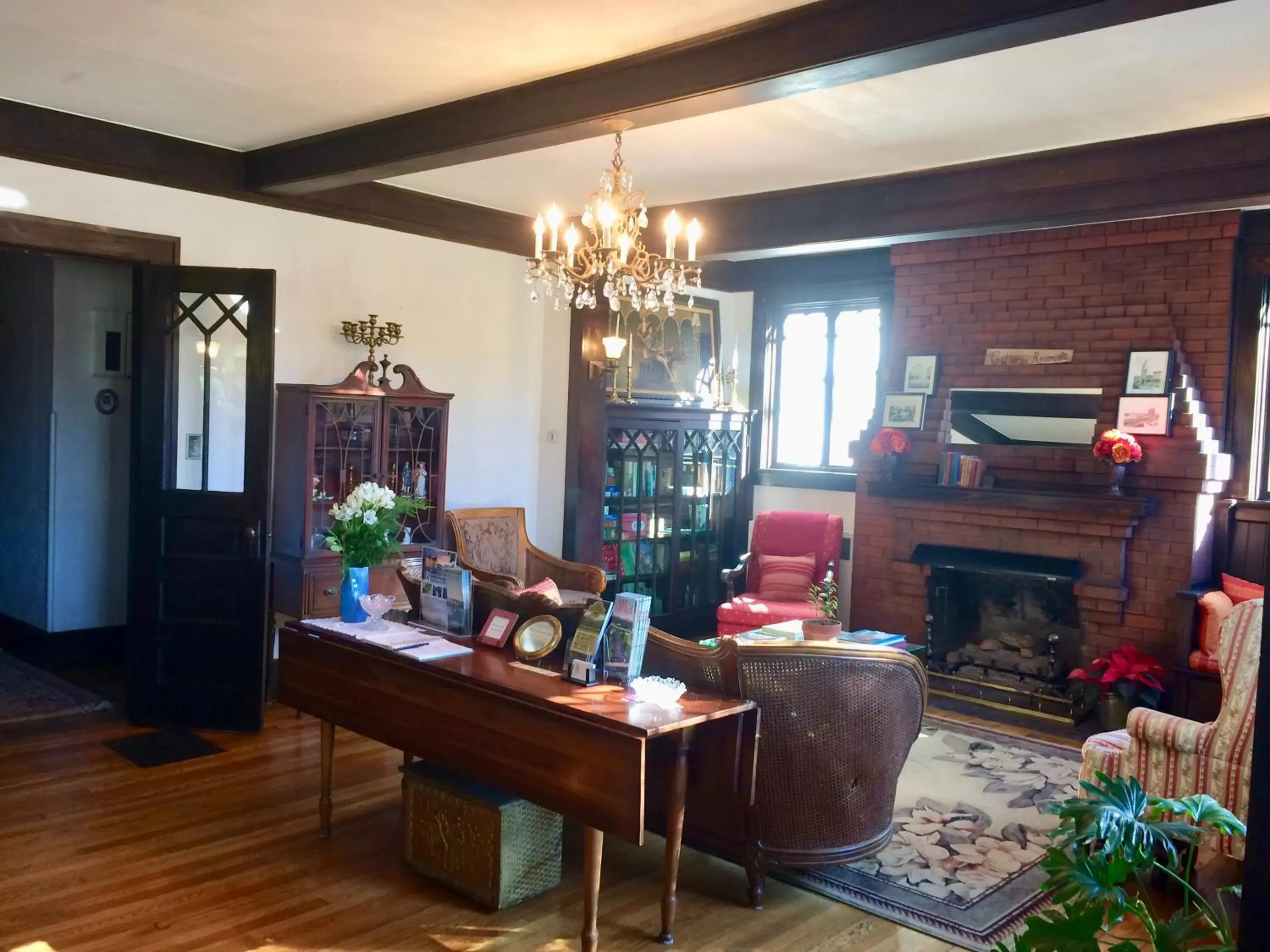 Communal lounge/ TV room, Seating Area in Oakland Cottage Bed and Breakfast