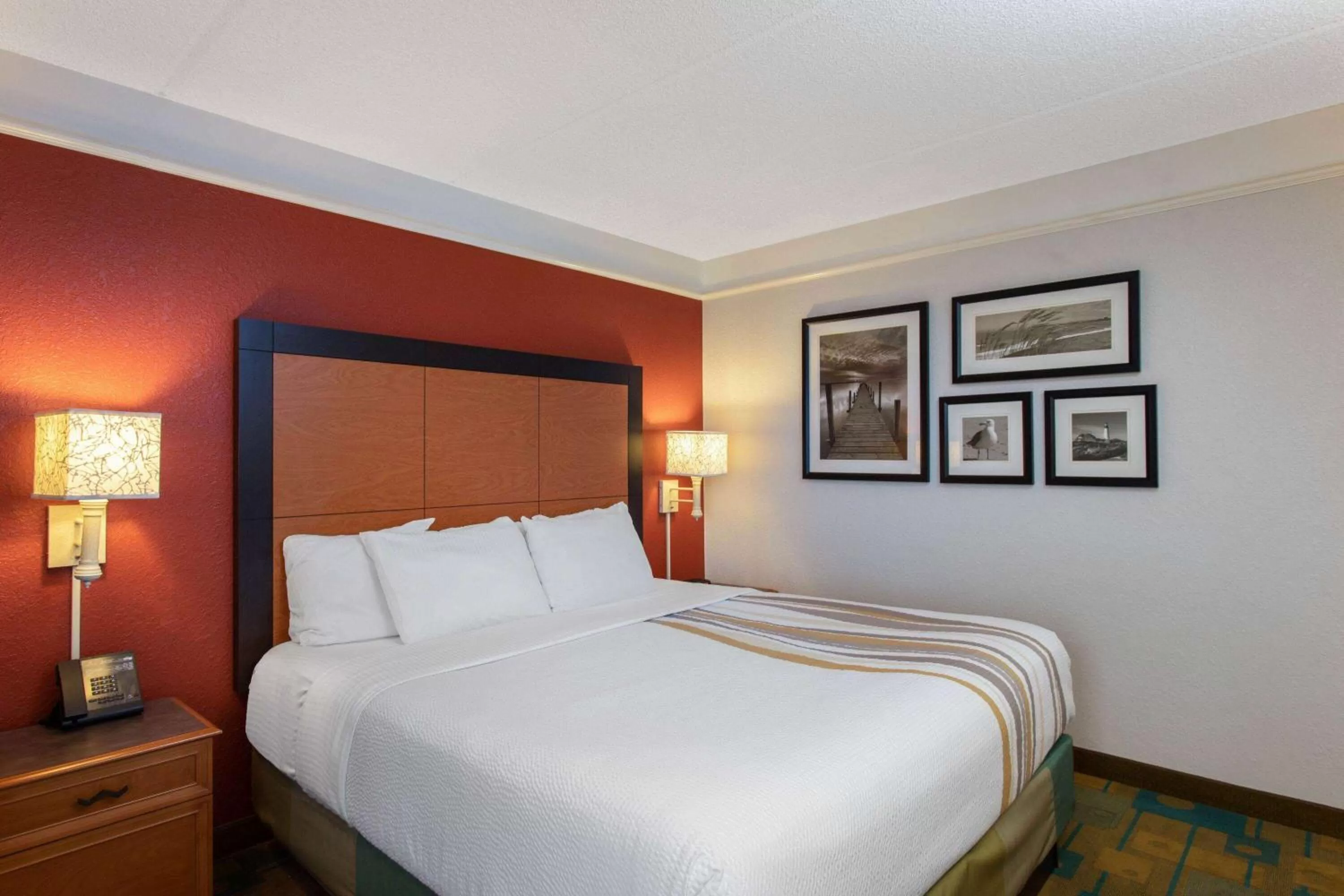 Photo of the whole room, Bed in La Quinta by Wyndham Jacksonville Butler Blvd