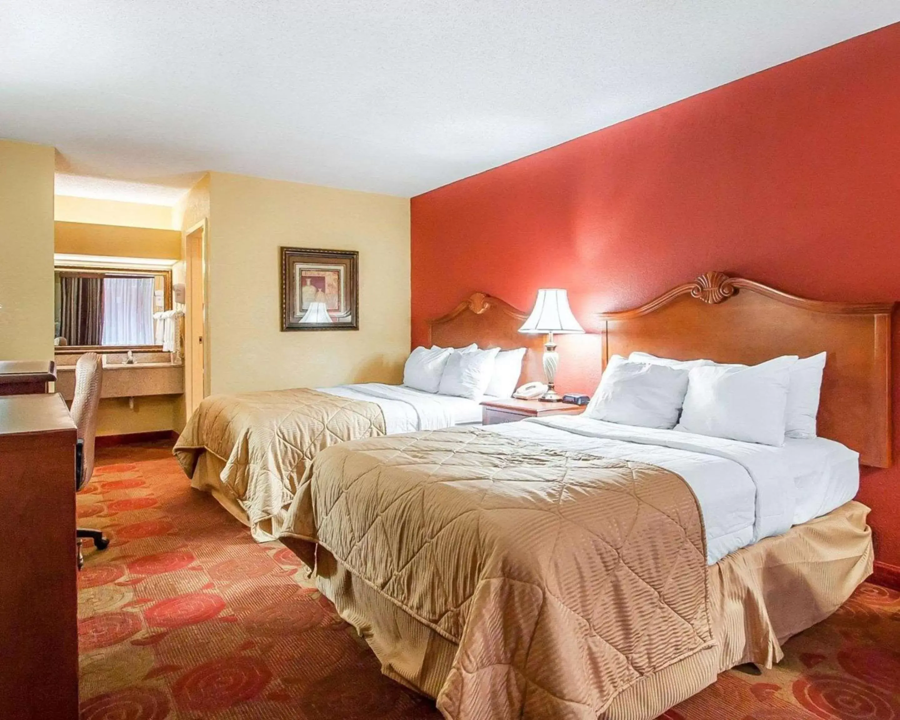 Photo of the whole room, Bed in Clarion Inn & Suites University Center