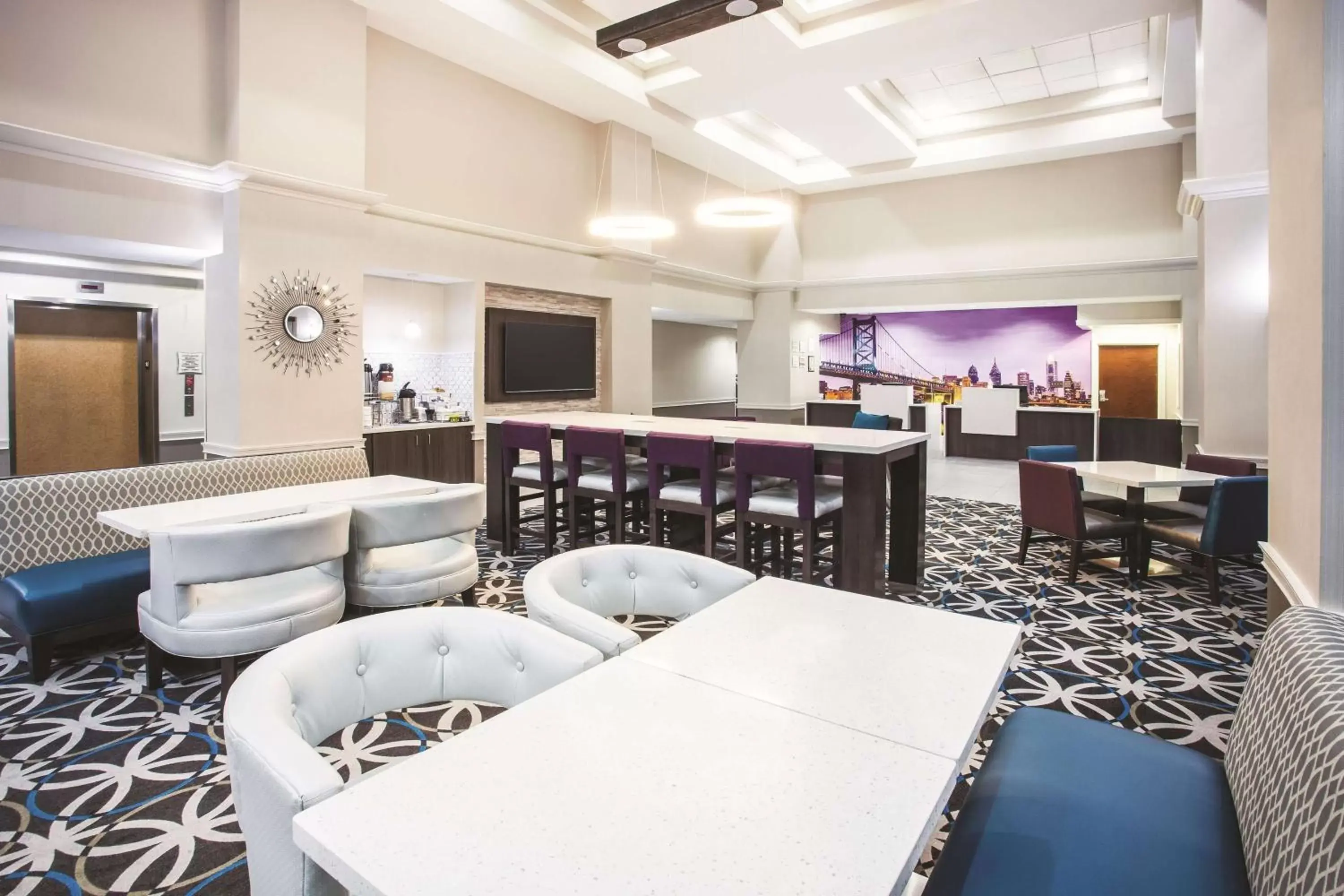 Lobby or reception, Lounge/Bar in La Quinta by Wyndham Newark - Elkton