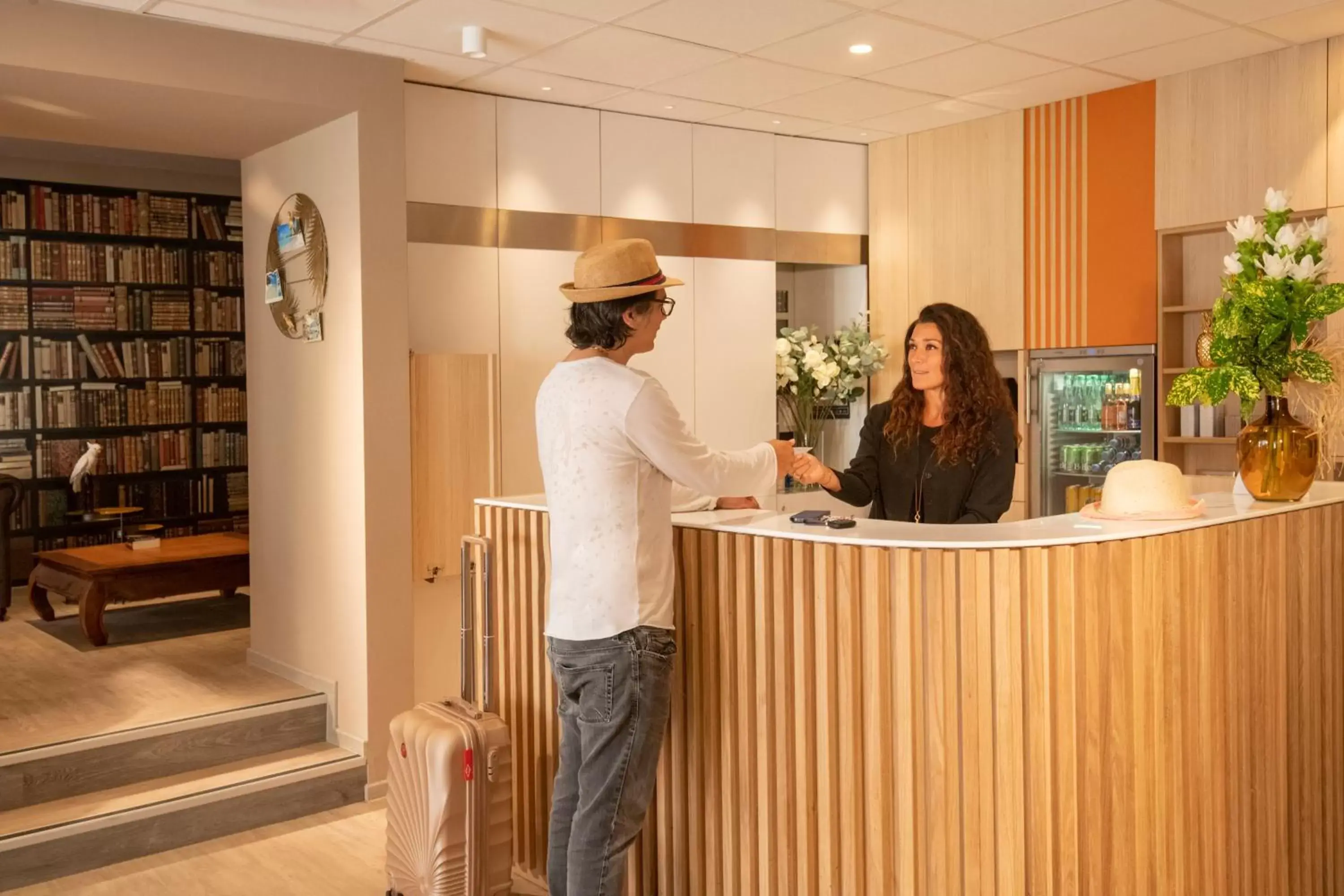 Lobby or reception in ibis Styles Beaulieu sur Mer