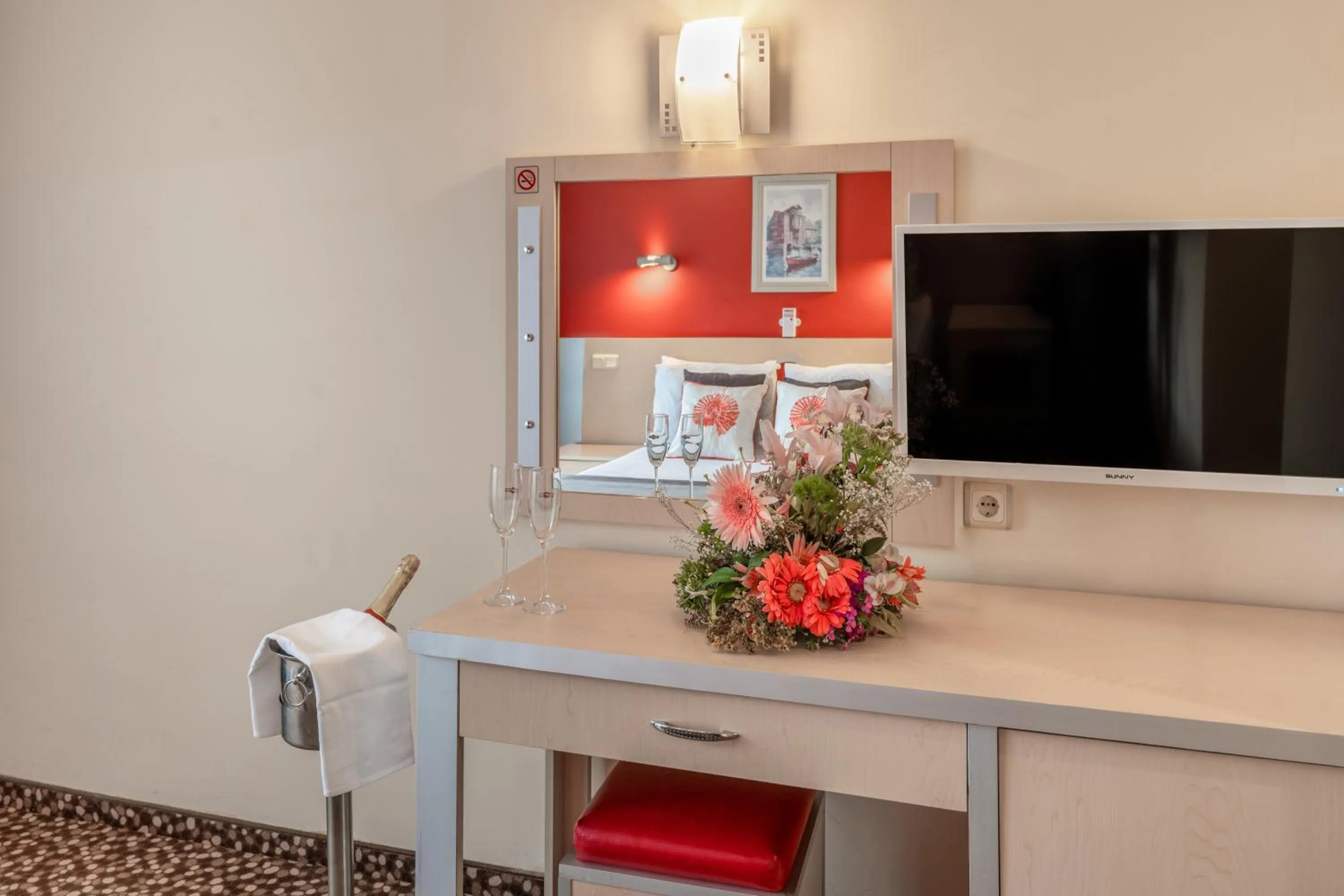 Bedroom, TV/Entertainment Center in Grand Viking Hotel