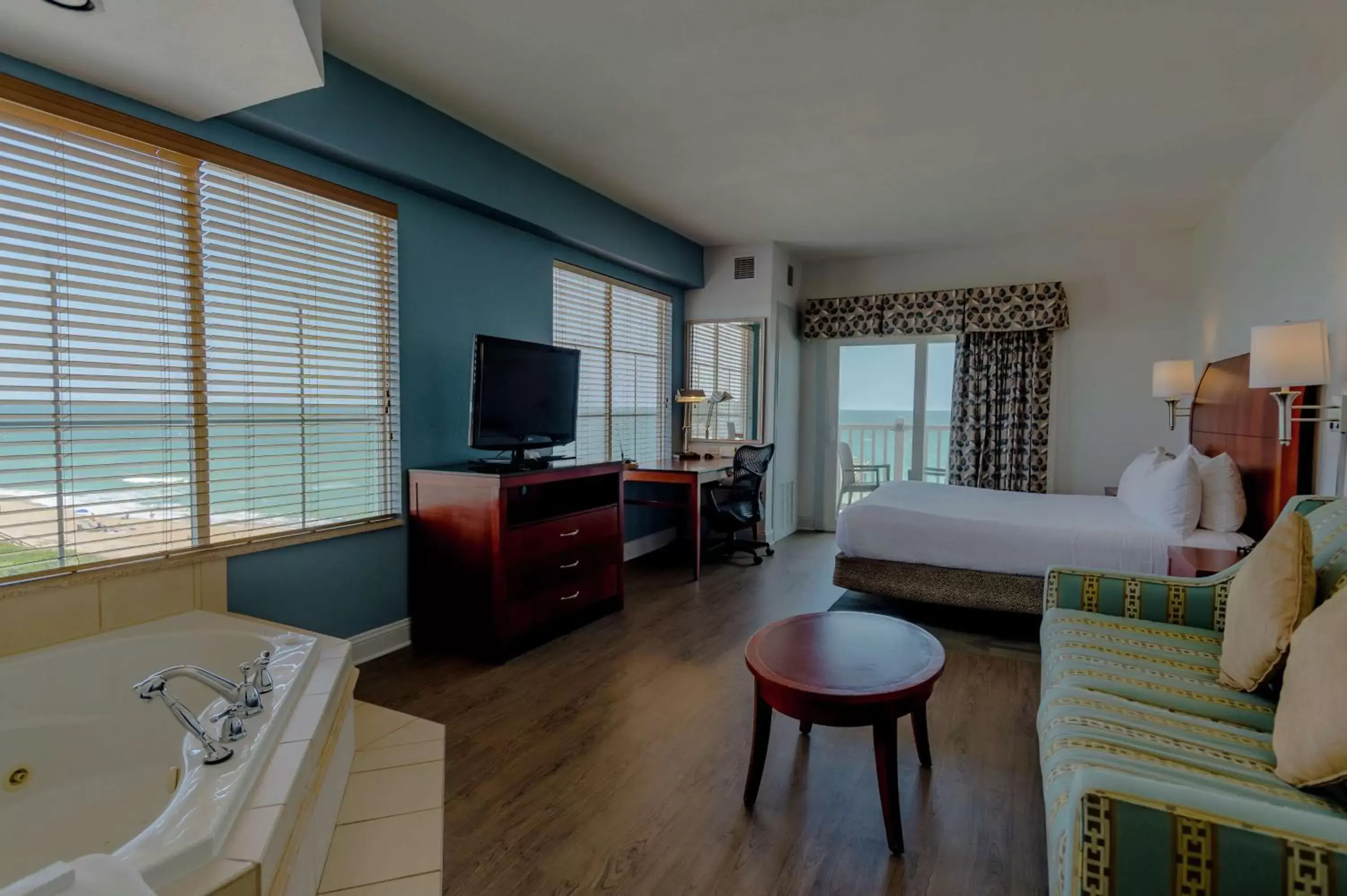 Bedroom, Seating Area in Hilton Garden Inn Outer Banks/Kitty Hawk