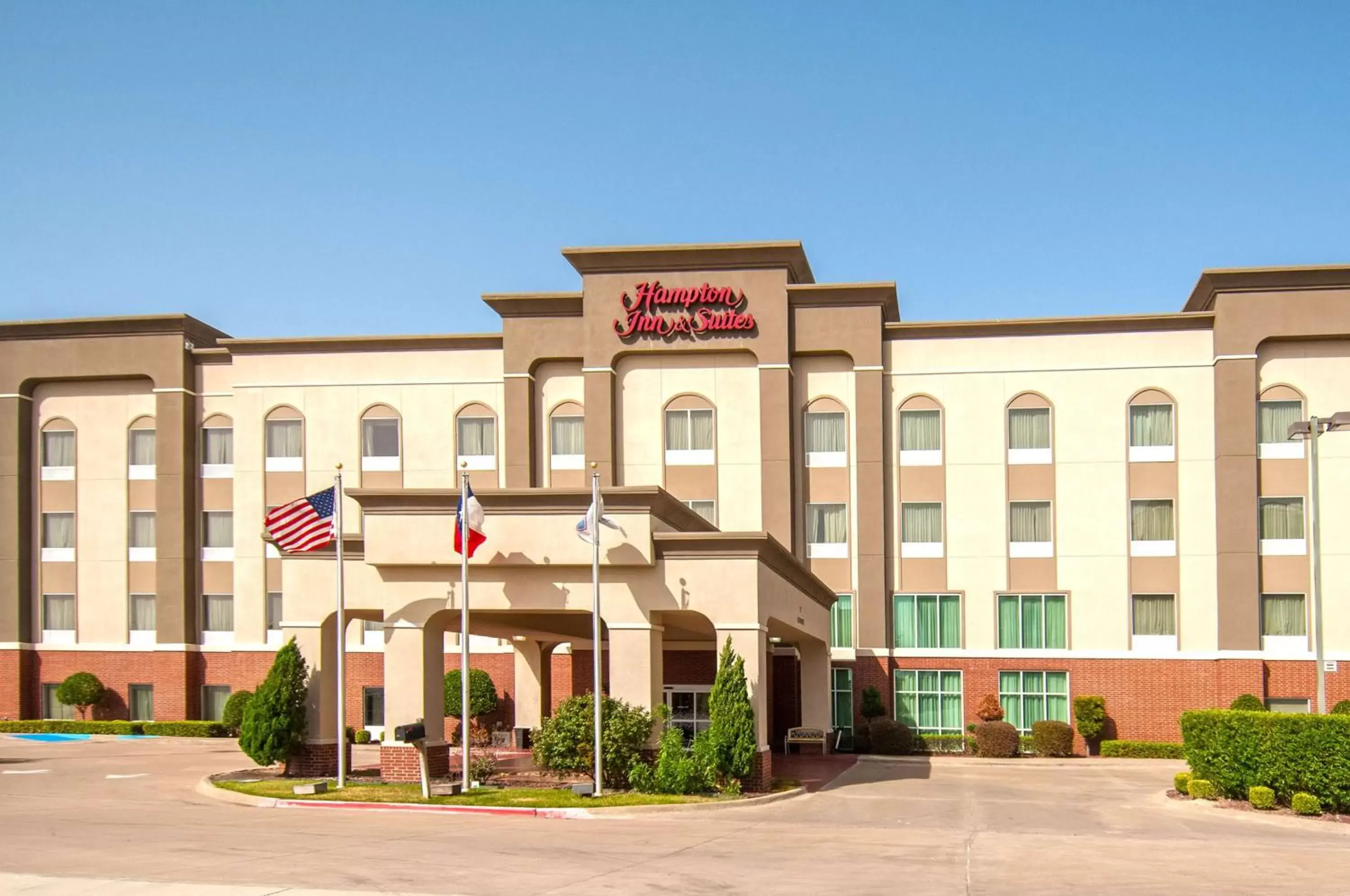 Property Building in Hampton Inn and Suites Waxahachie