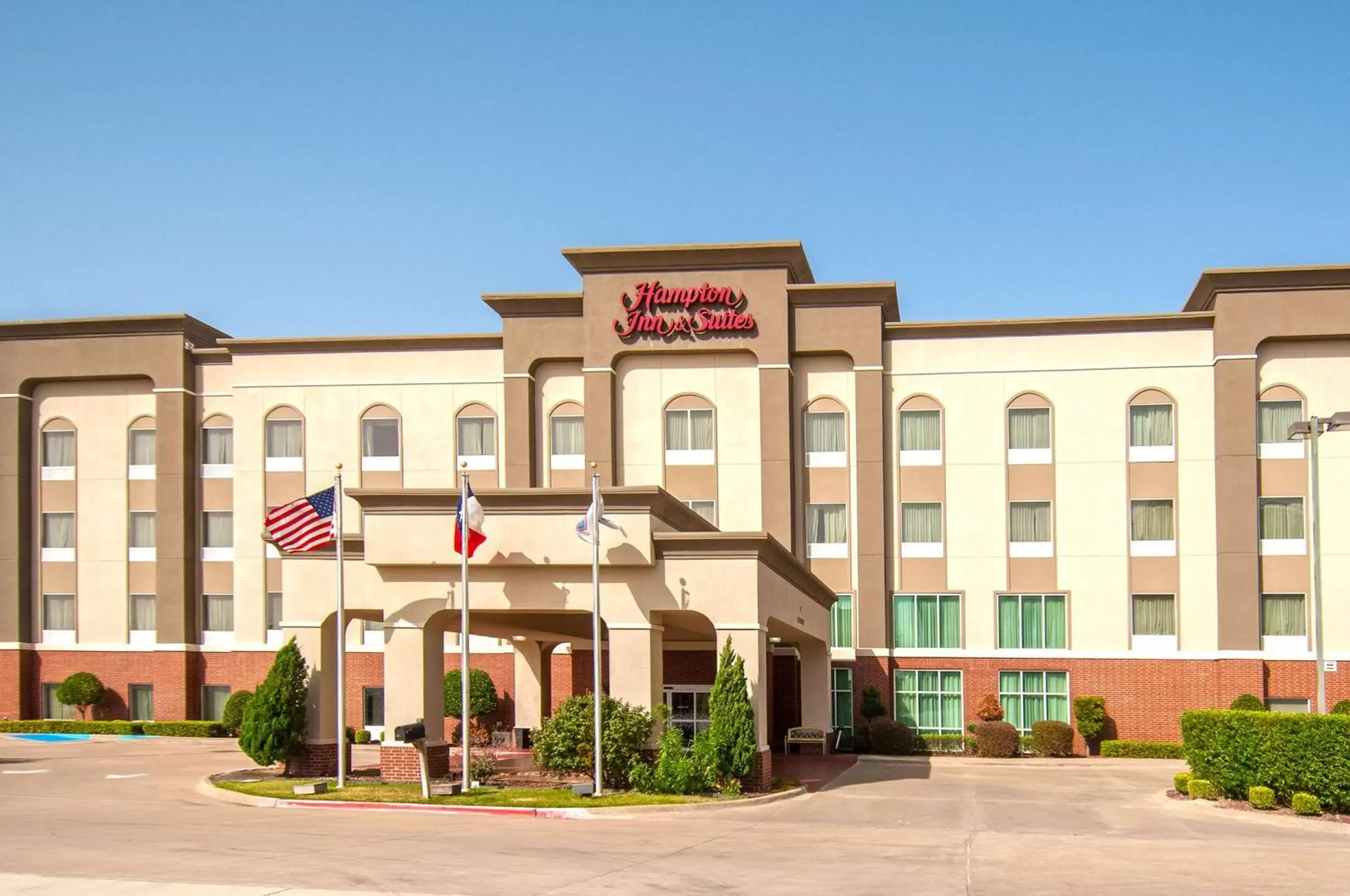 Property building in Hampton Inn and Suites Waxahachie Property building in Hampton Inn and Suites Waxahachie