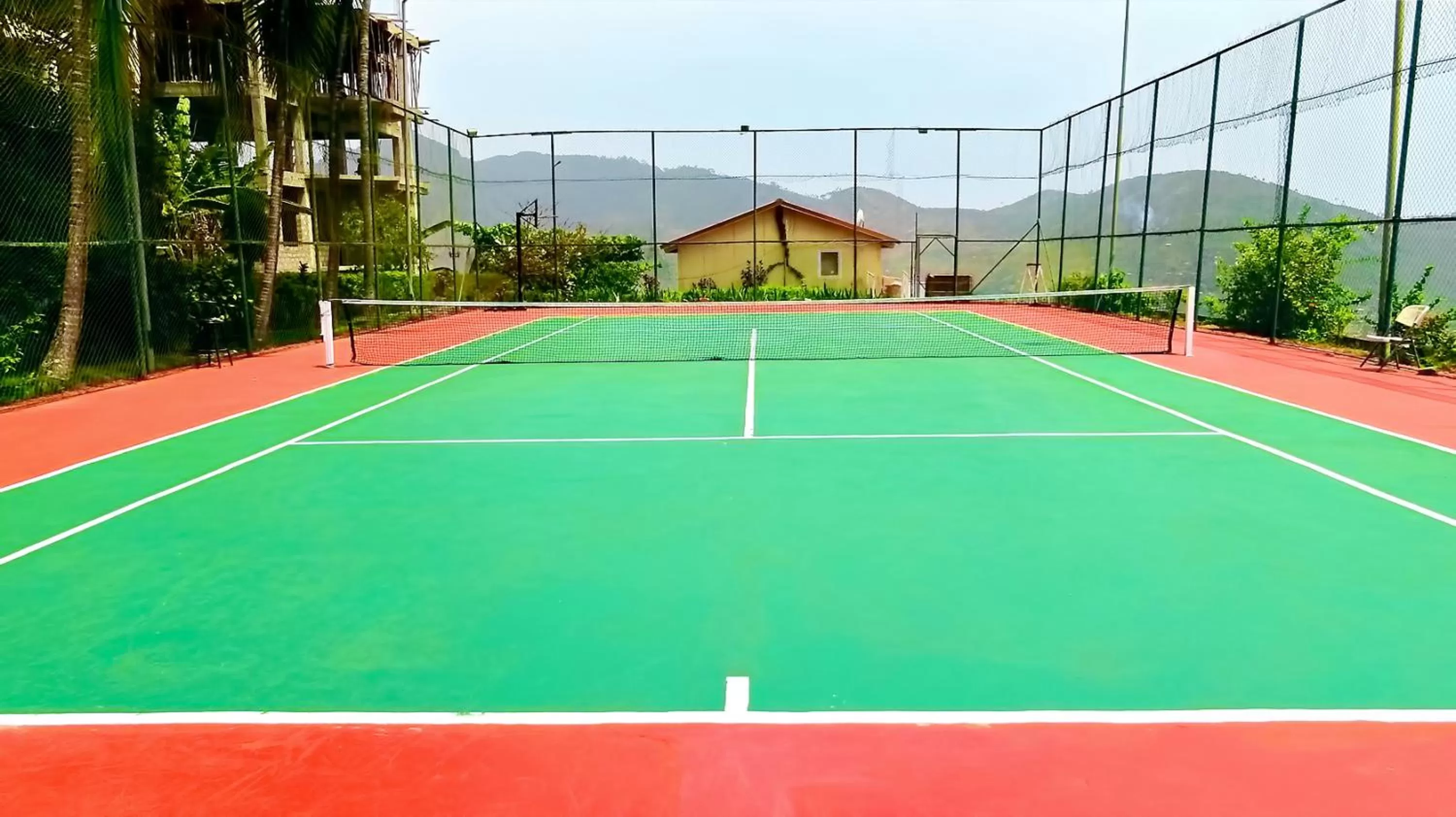 Tennis court in The Country Lodge Hotel