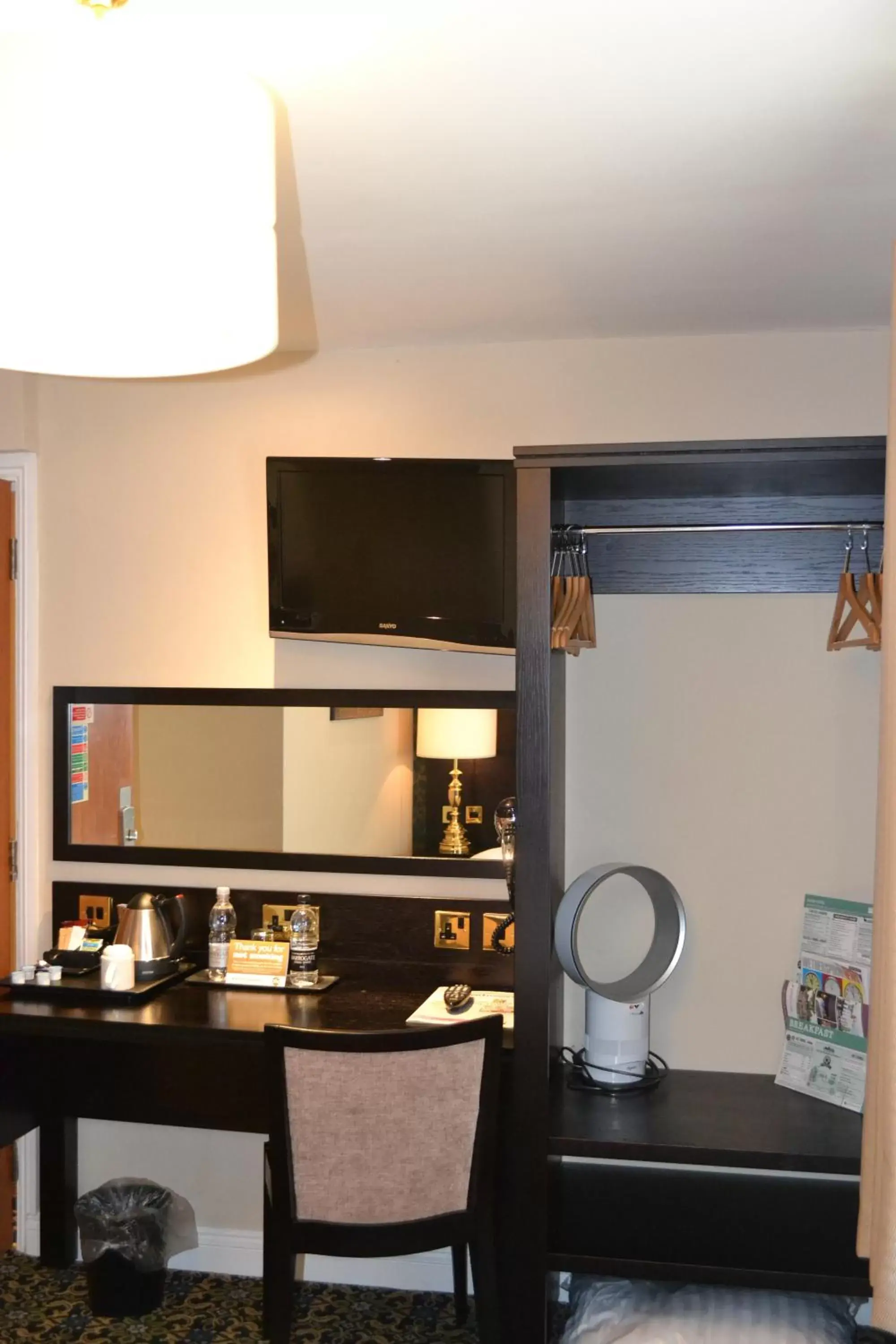 Coffee/tea facilities, Kitchen/Kitchenette in Globe Hotel Wetherspoon