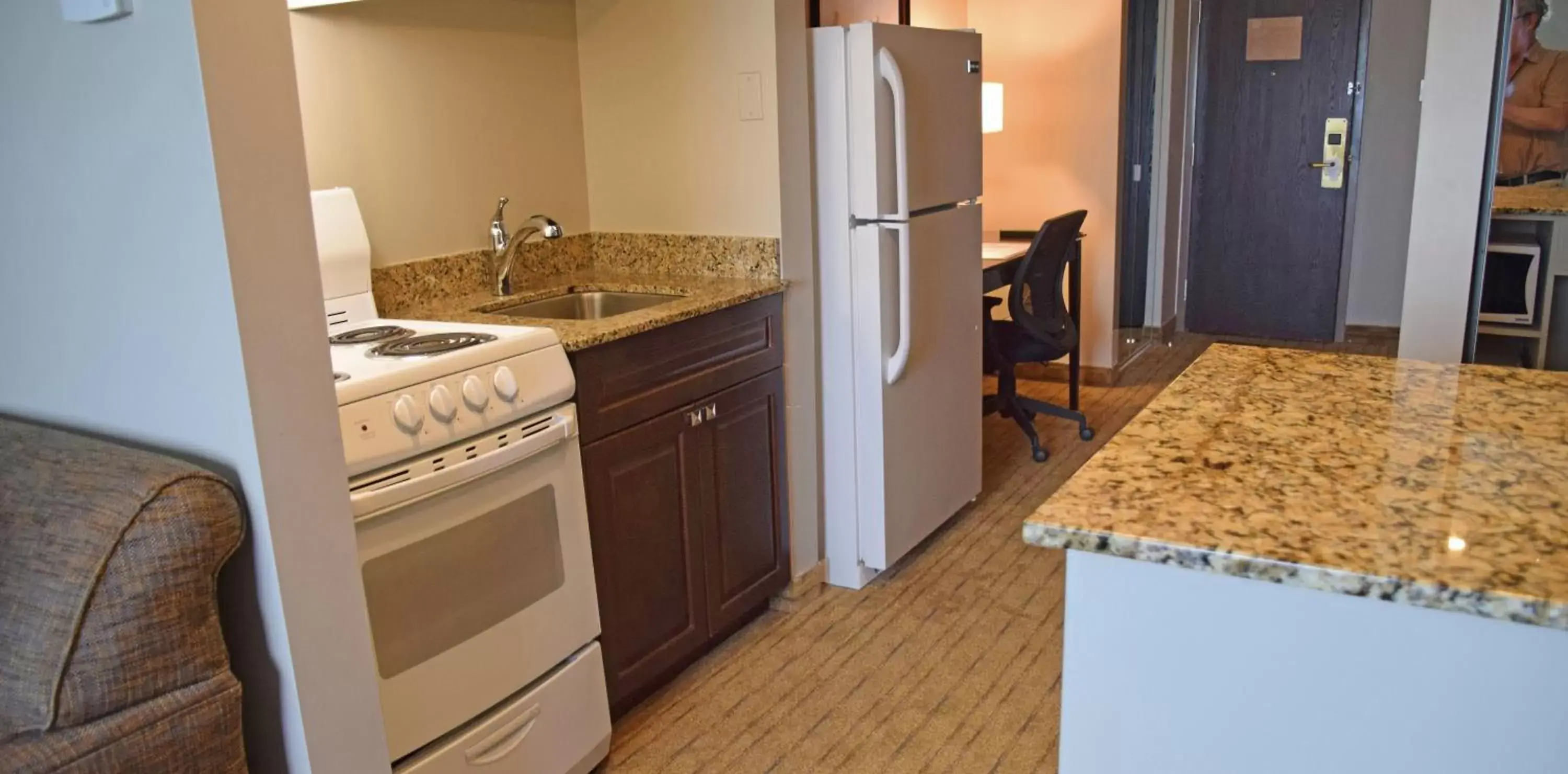 Kitchen or kitchenette, Kitchen/Kitchenette in Best Western Pembroke Inn & Conference Centre