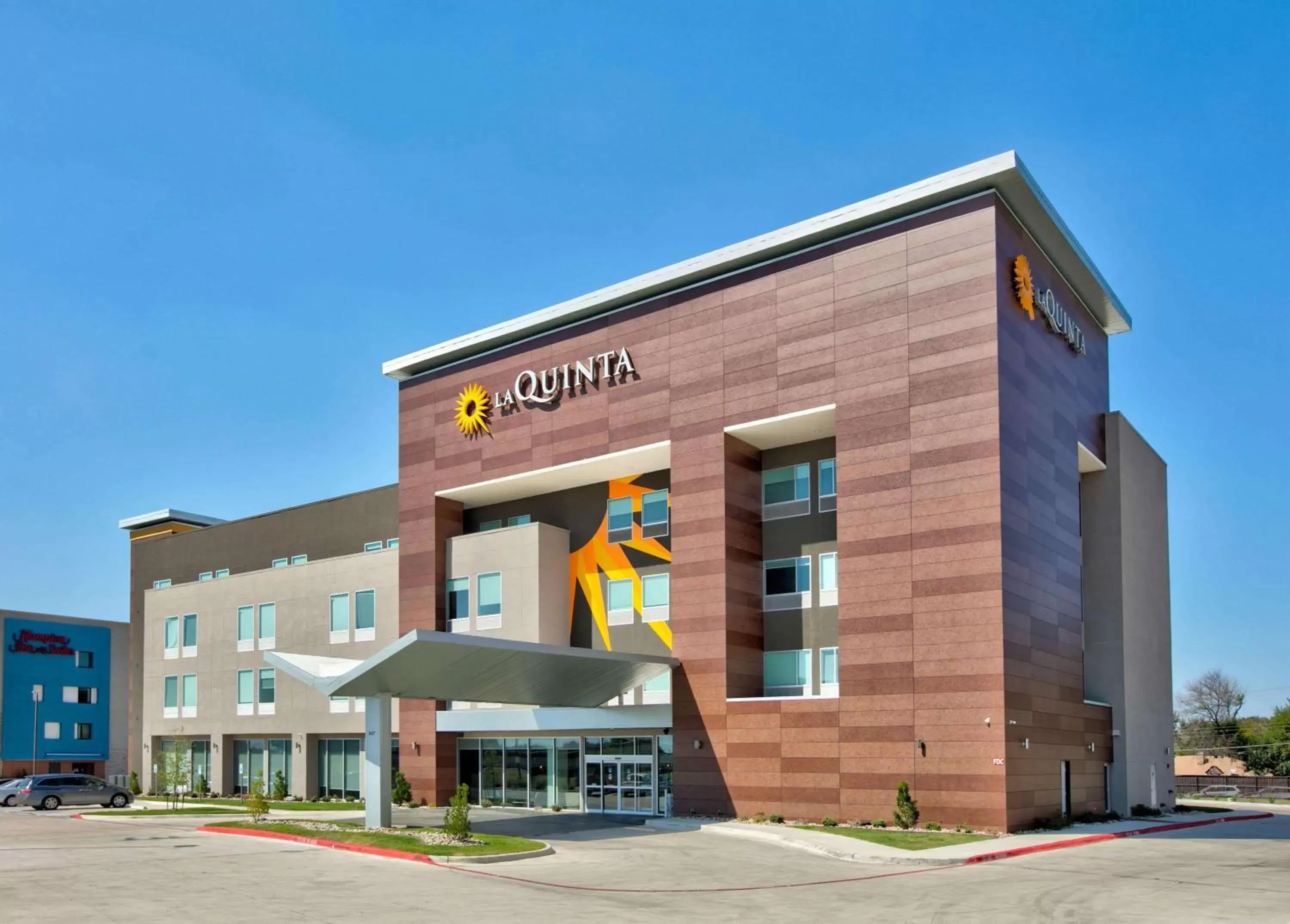 Property Building in La Quinta Inn & Suites by Wyndham Dallas/Fairpark