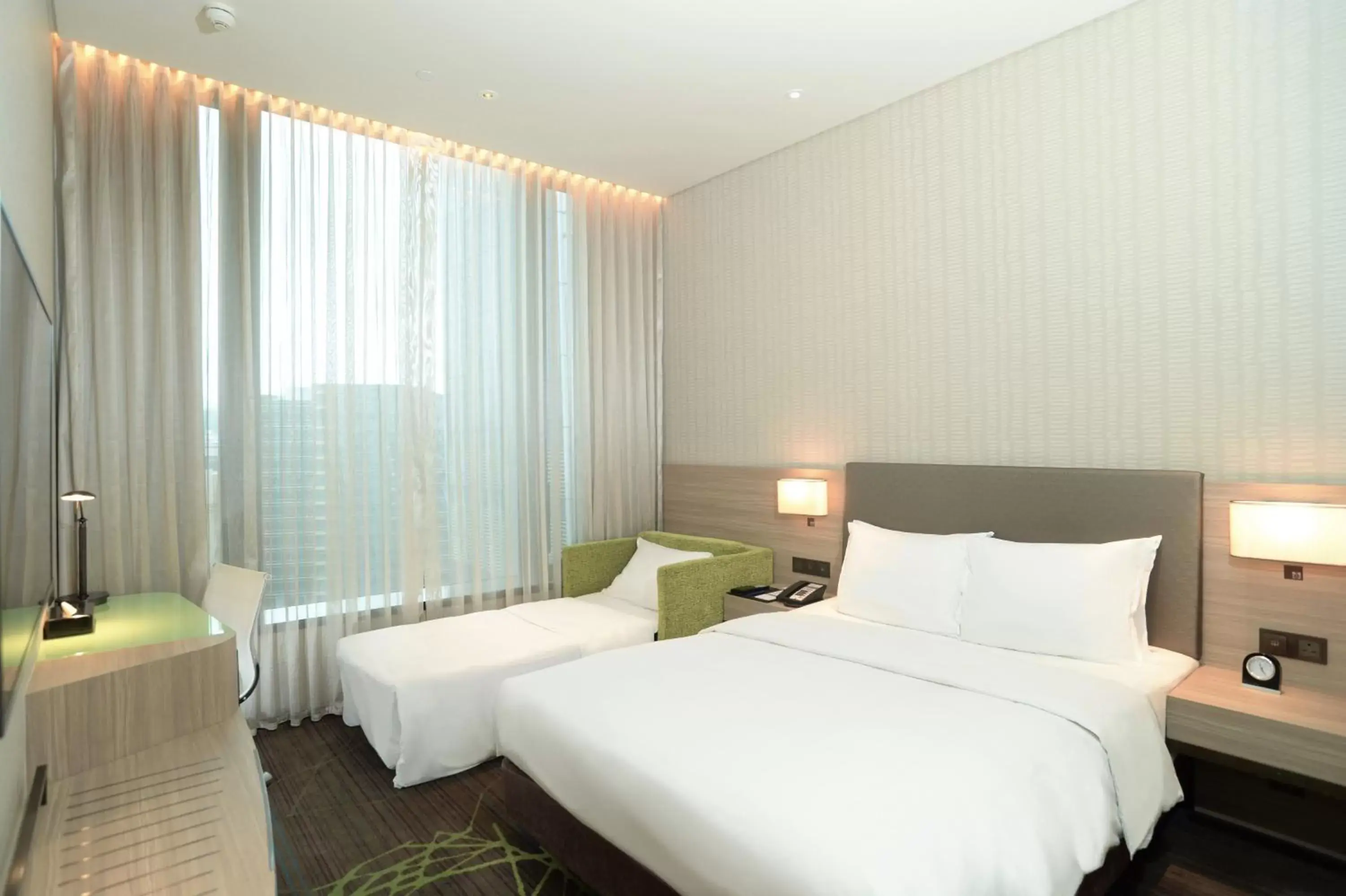 Bed in Holiday Inn Express Hong Kong Kowloon CBD2, an IHG Hotel