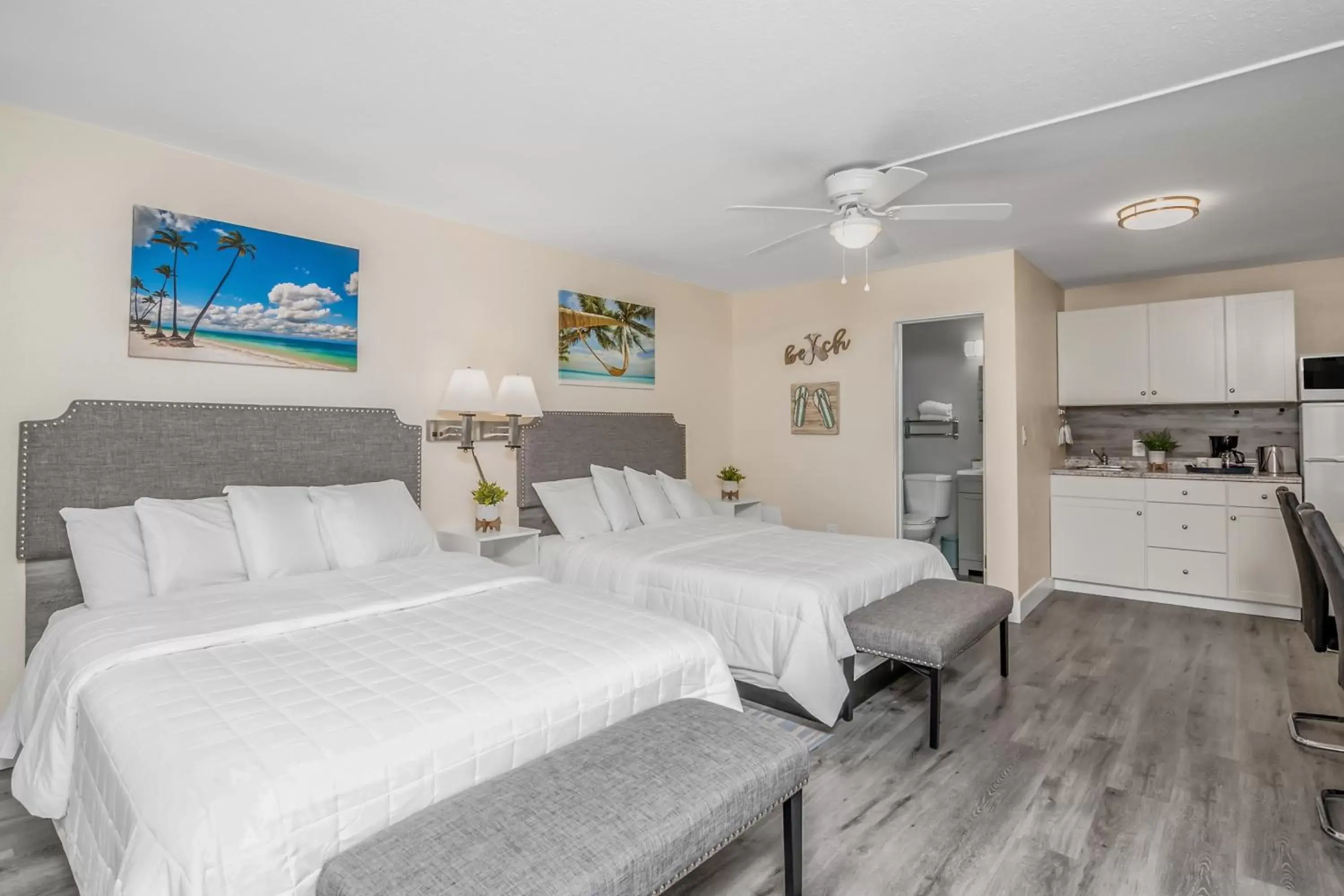 Kitchen or kitchenette, Bed in Latitude 26 Waterfront Boutique Resort - Fort Myers Beach
