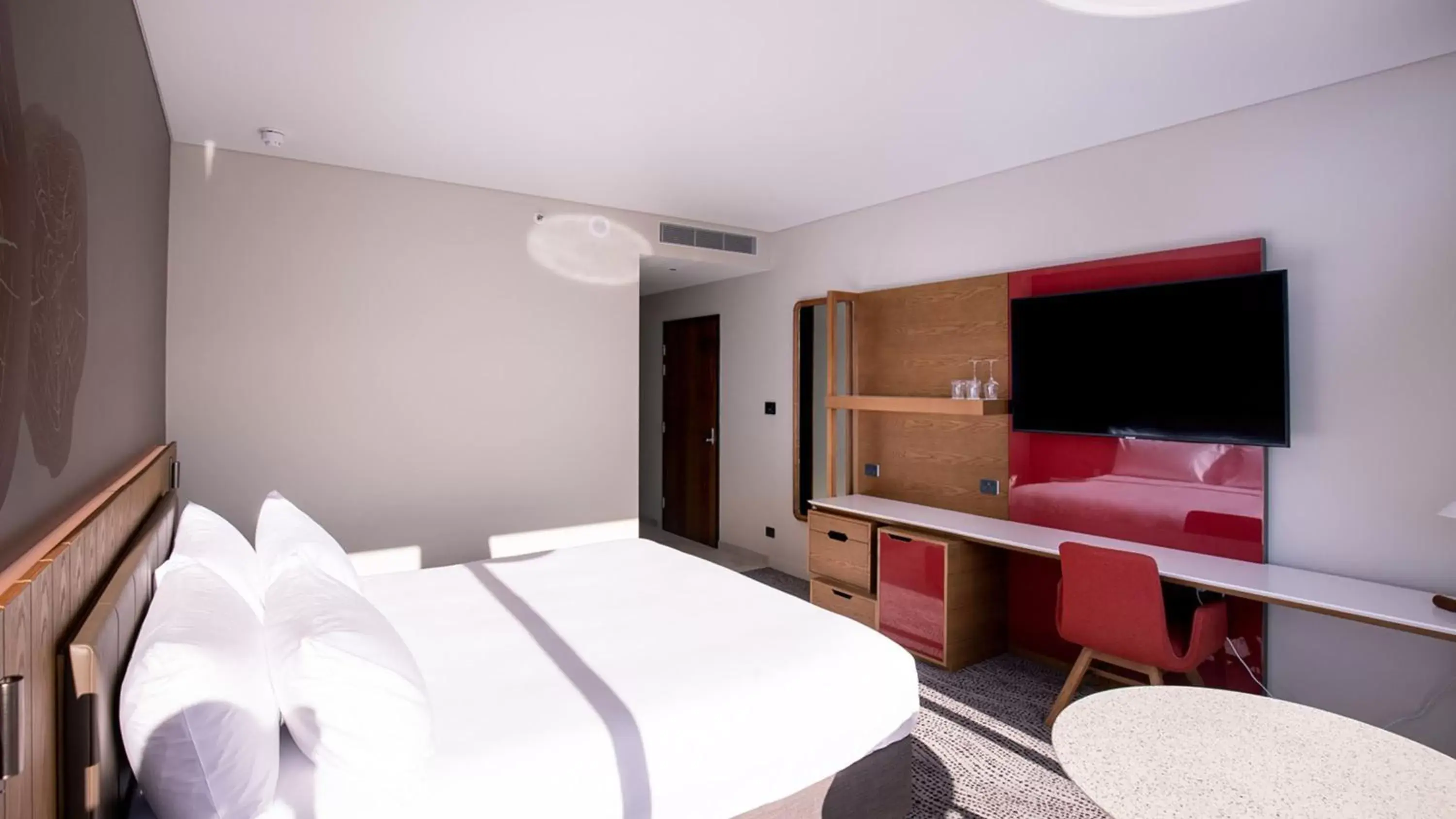 Photo of the whole room, Bed in Crowne Plaza Hobart, an IHG Hotel