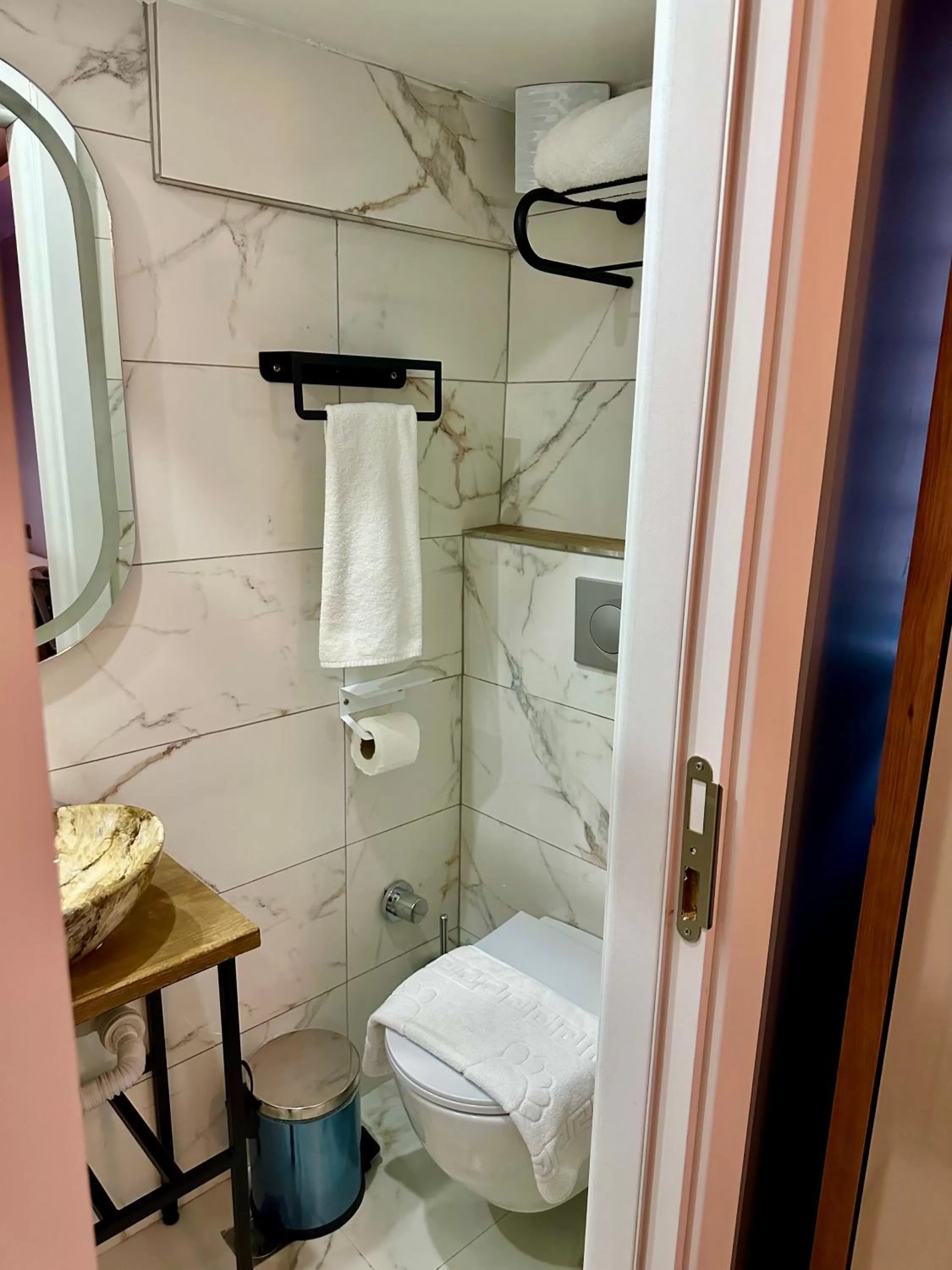 Shower in Newalla Hotel Old City