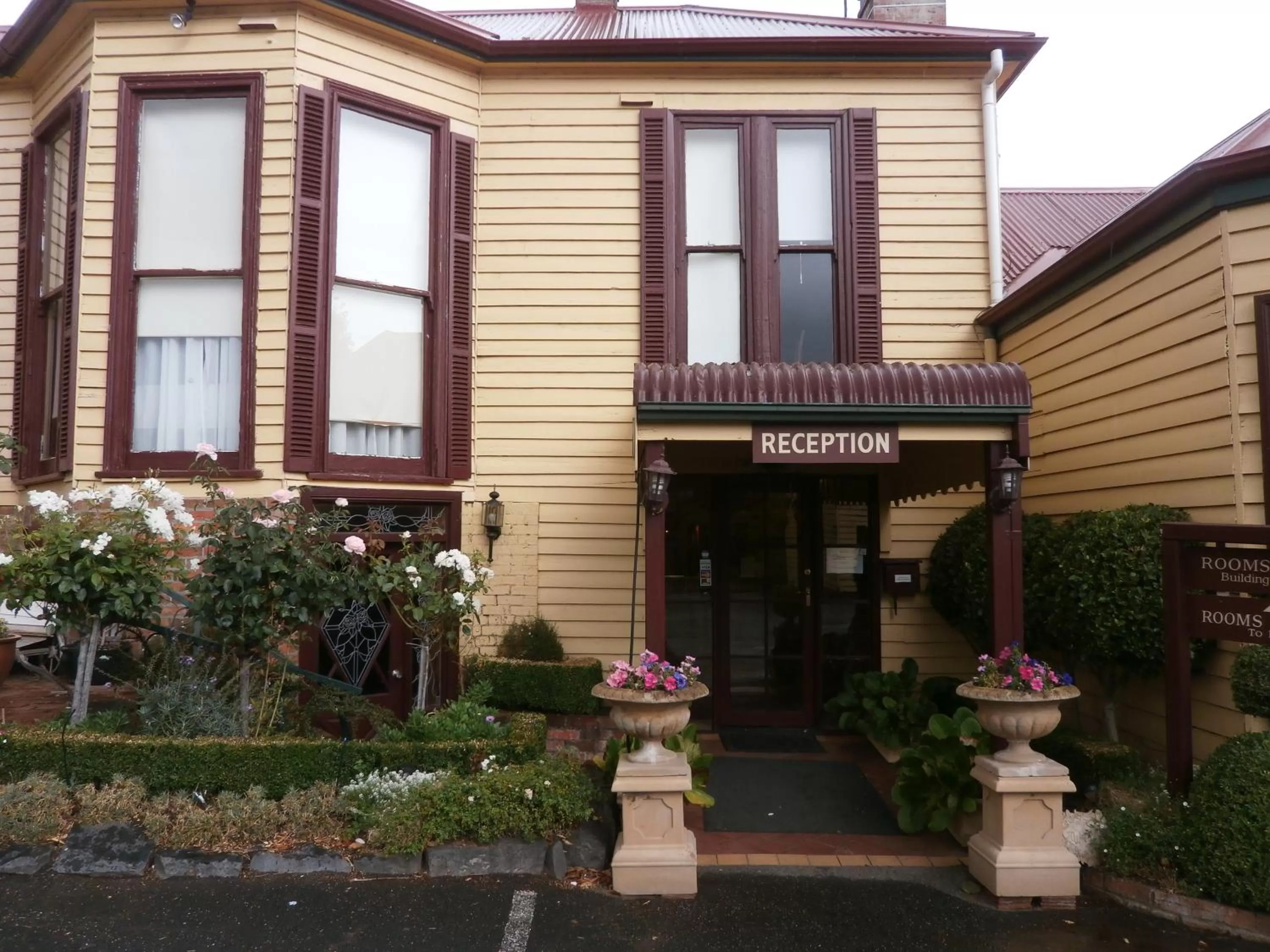 Facade/entrance in Central Springs Inn