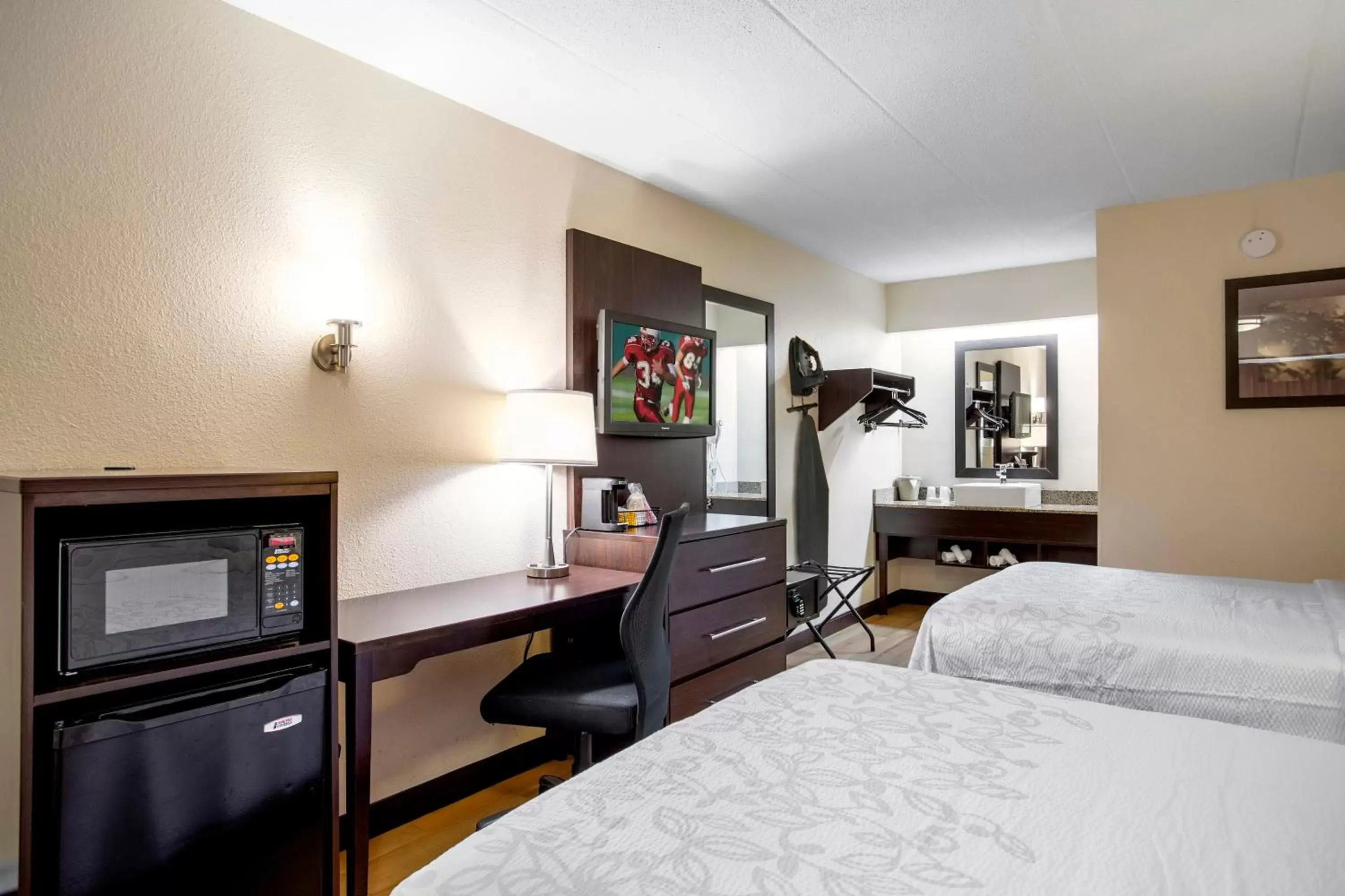 Bedroom, TV/Entertainment Center in Red Roof Inn PLUS+ Atlanta - Buckhead