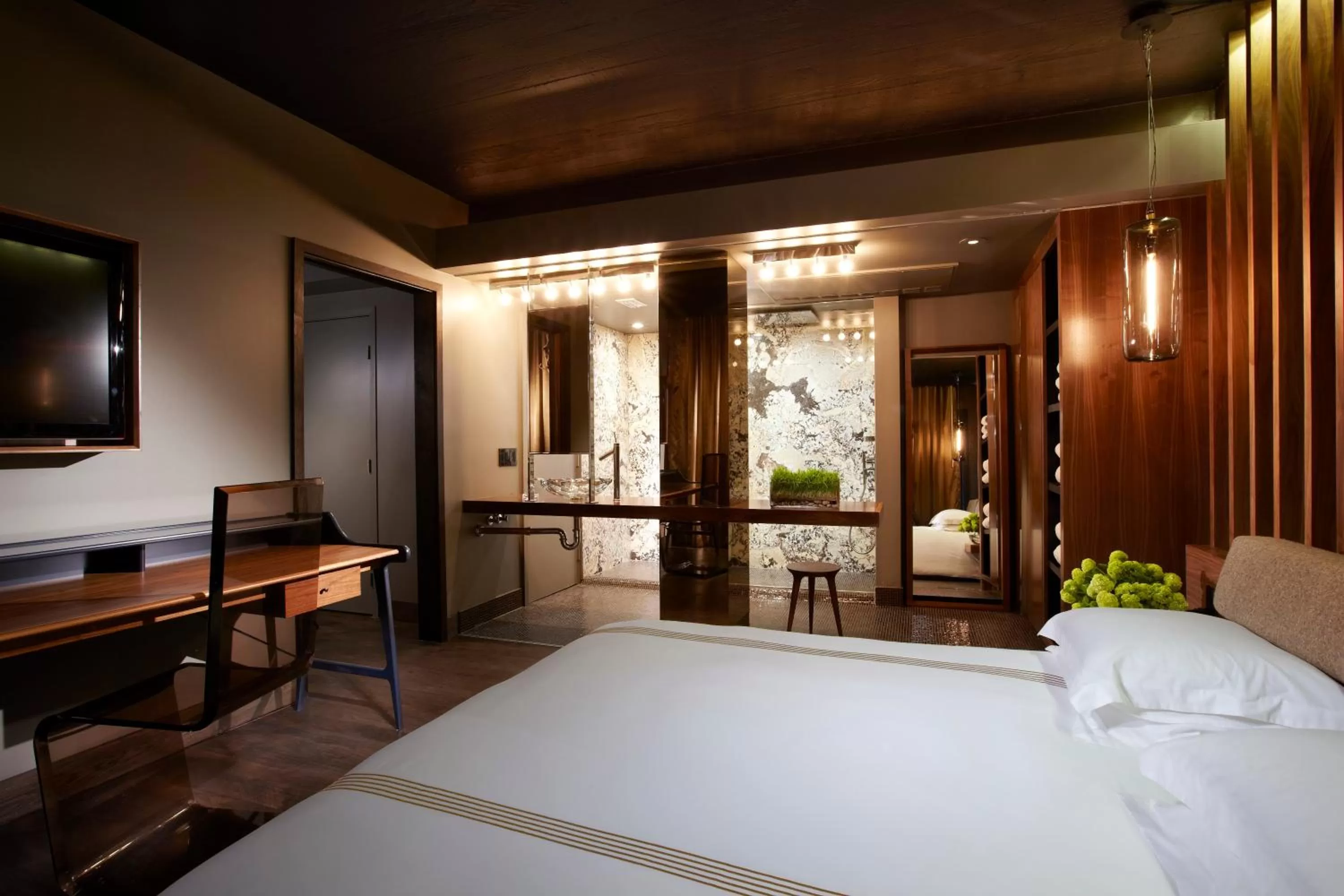 Bedroom, Bed in The Hollywood Roosevelt