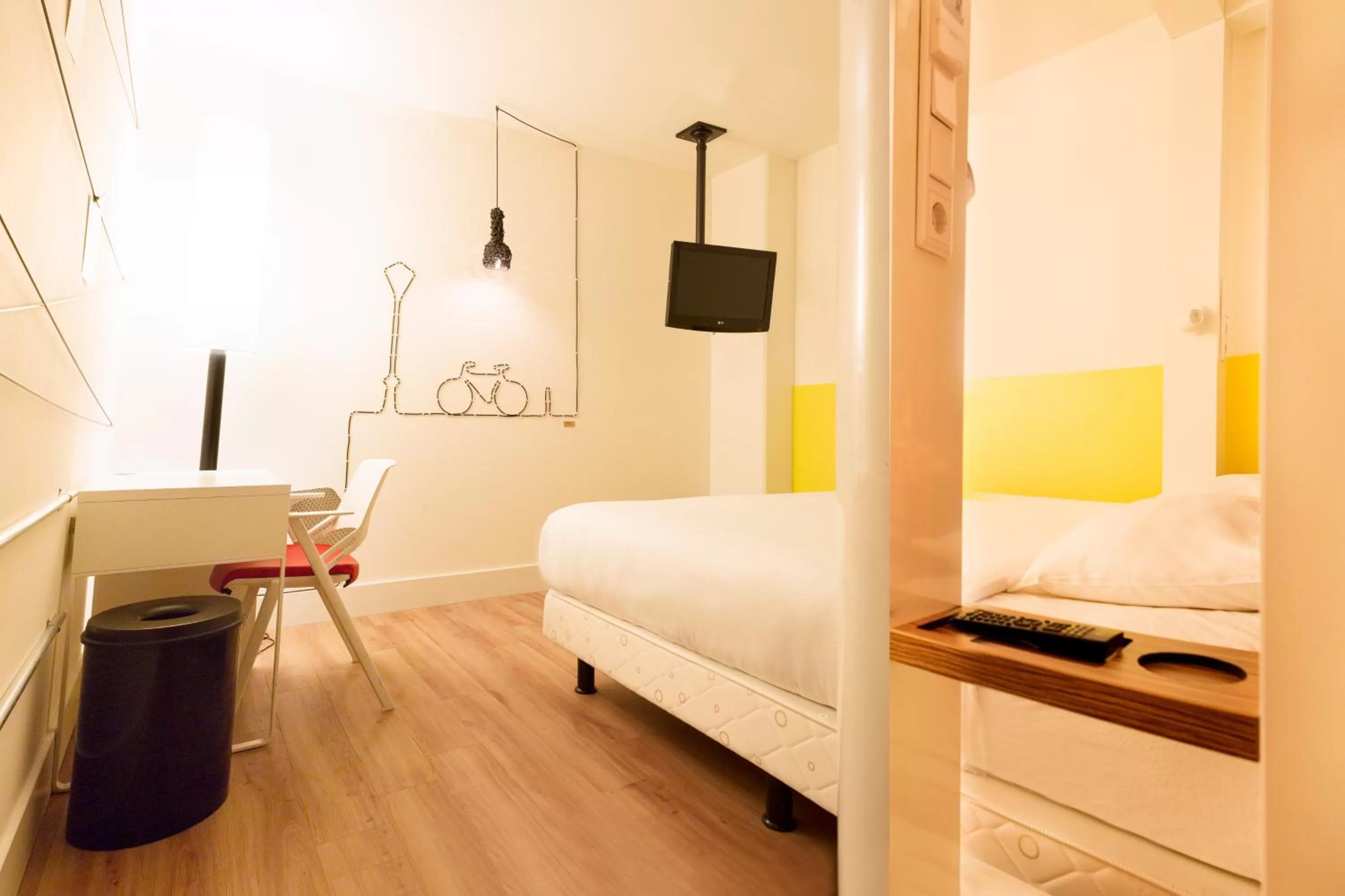 Photo of the whole room, Bed in Qbic Amsterdam WTC