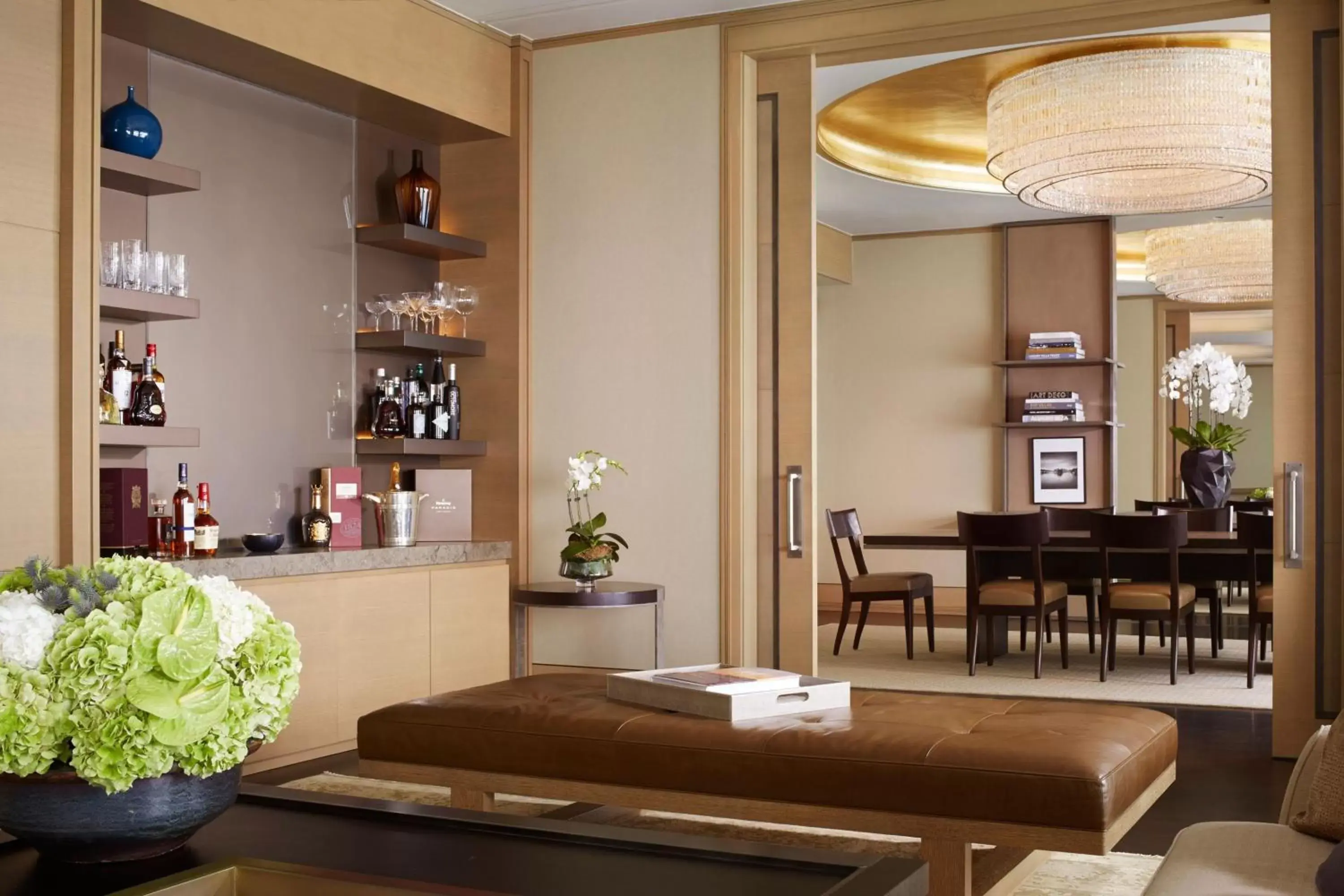 Living room, Lounge/Bar in The Ritz-Carlton, Millenia Singapore