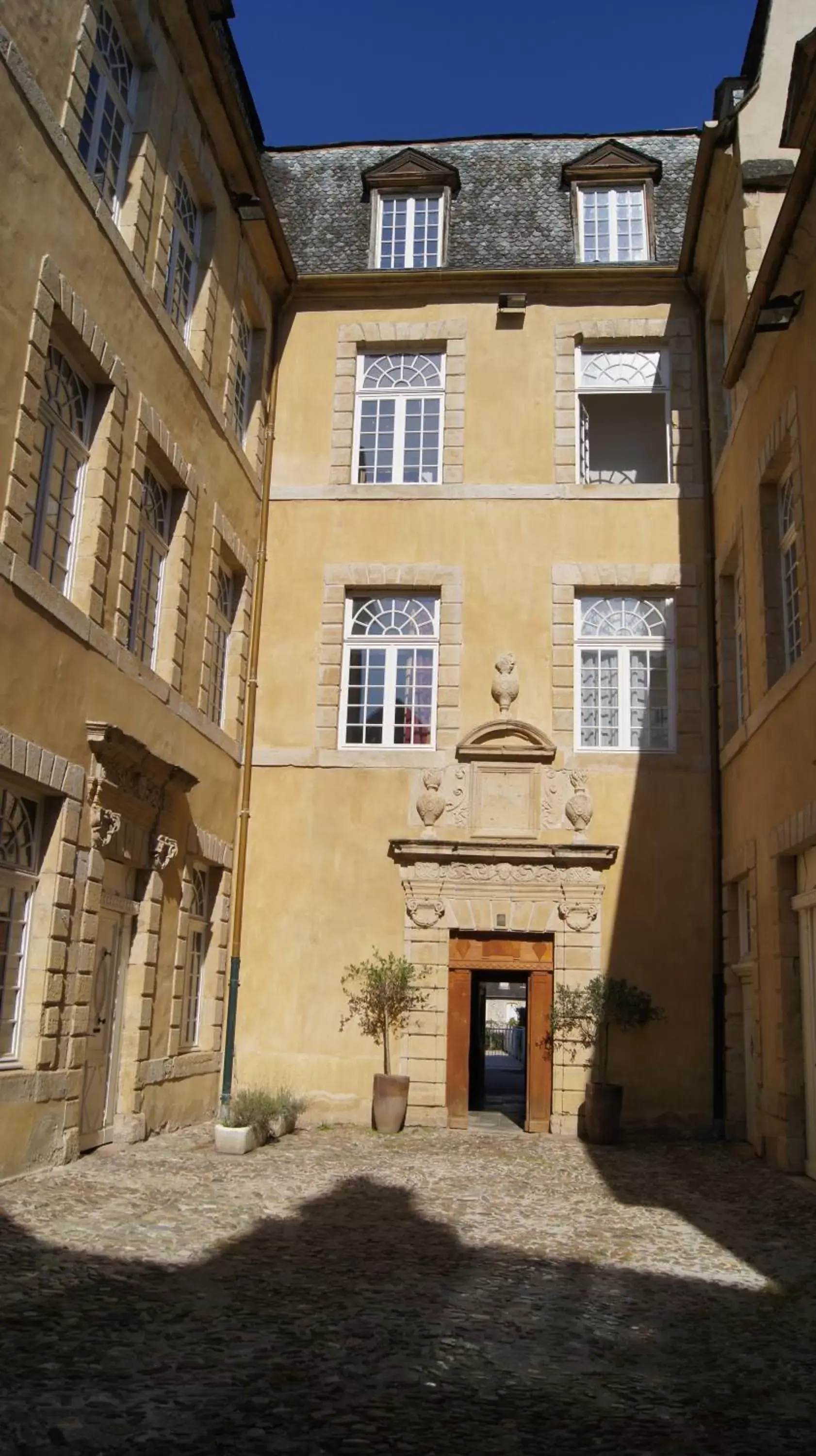 Property Building in Chateau Ricard