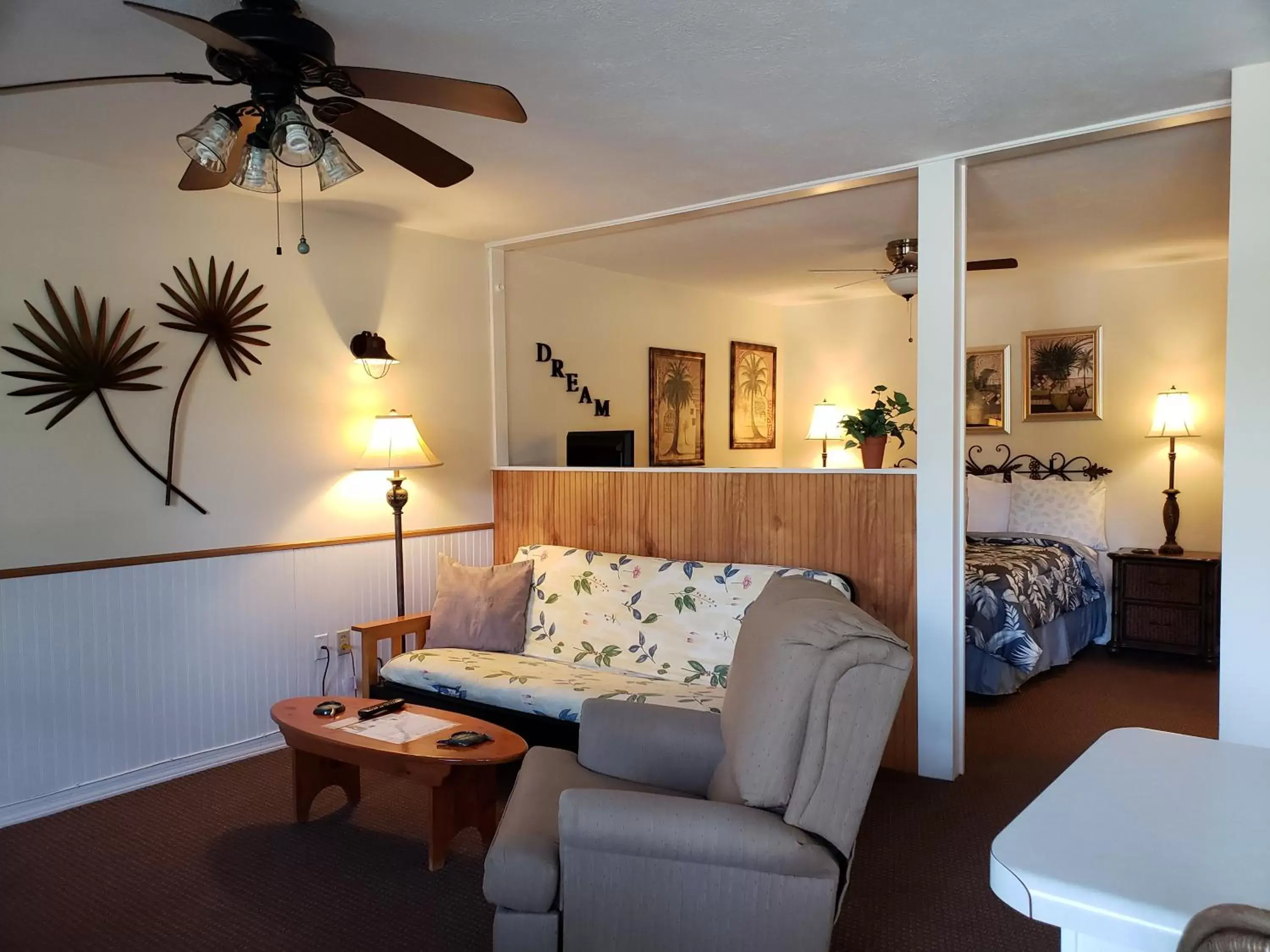 Seating Area in Davis House Inn