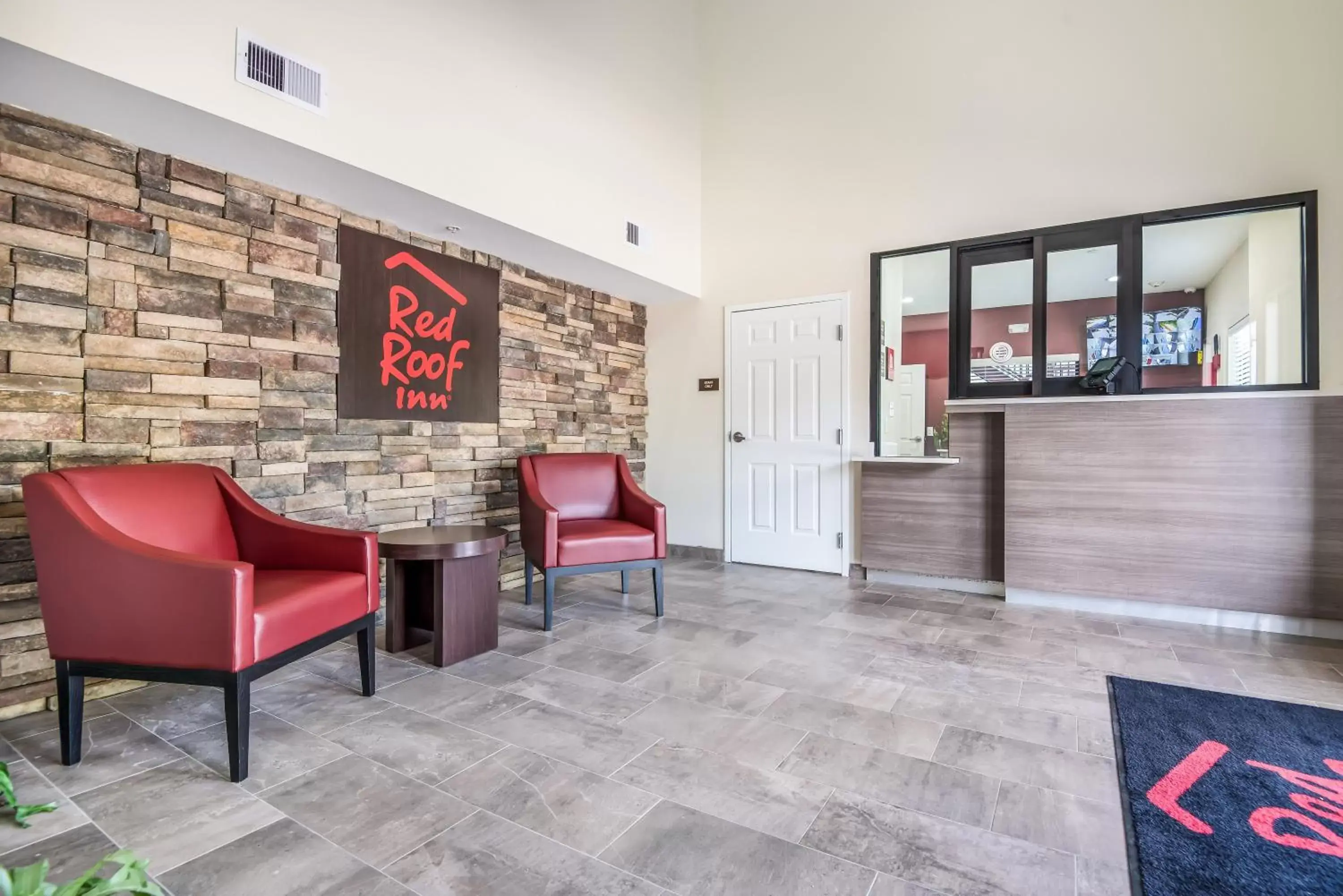 Lobby or reception, Lounge/Bar in Red Roof Inn Baytown