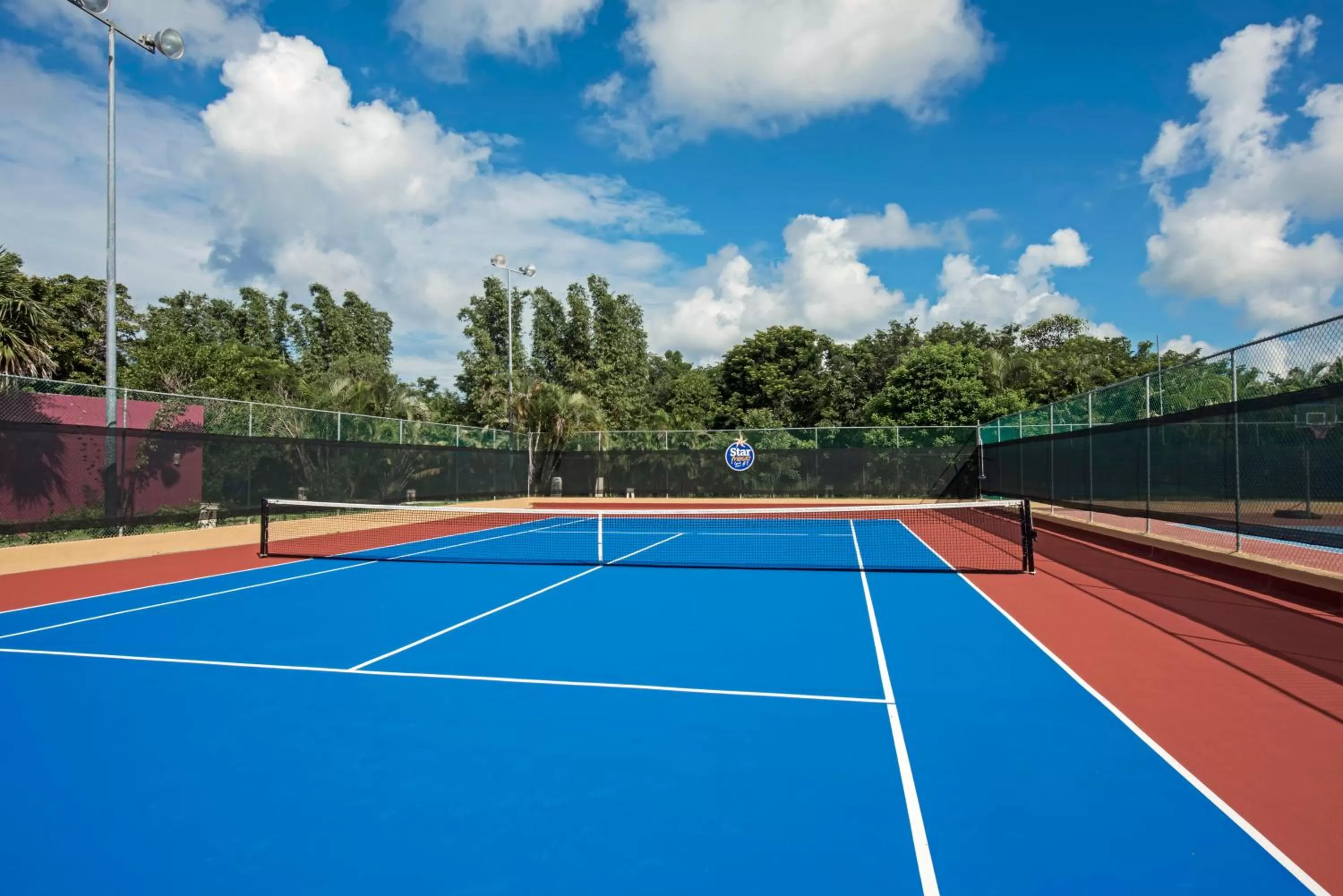 Tennis court in Iberostar Waves Cozumel - All Inclusive