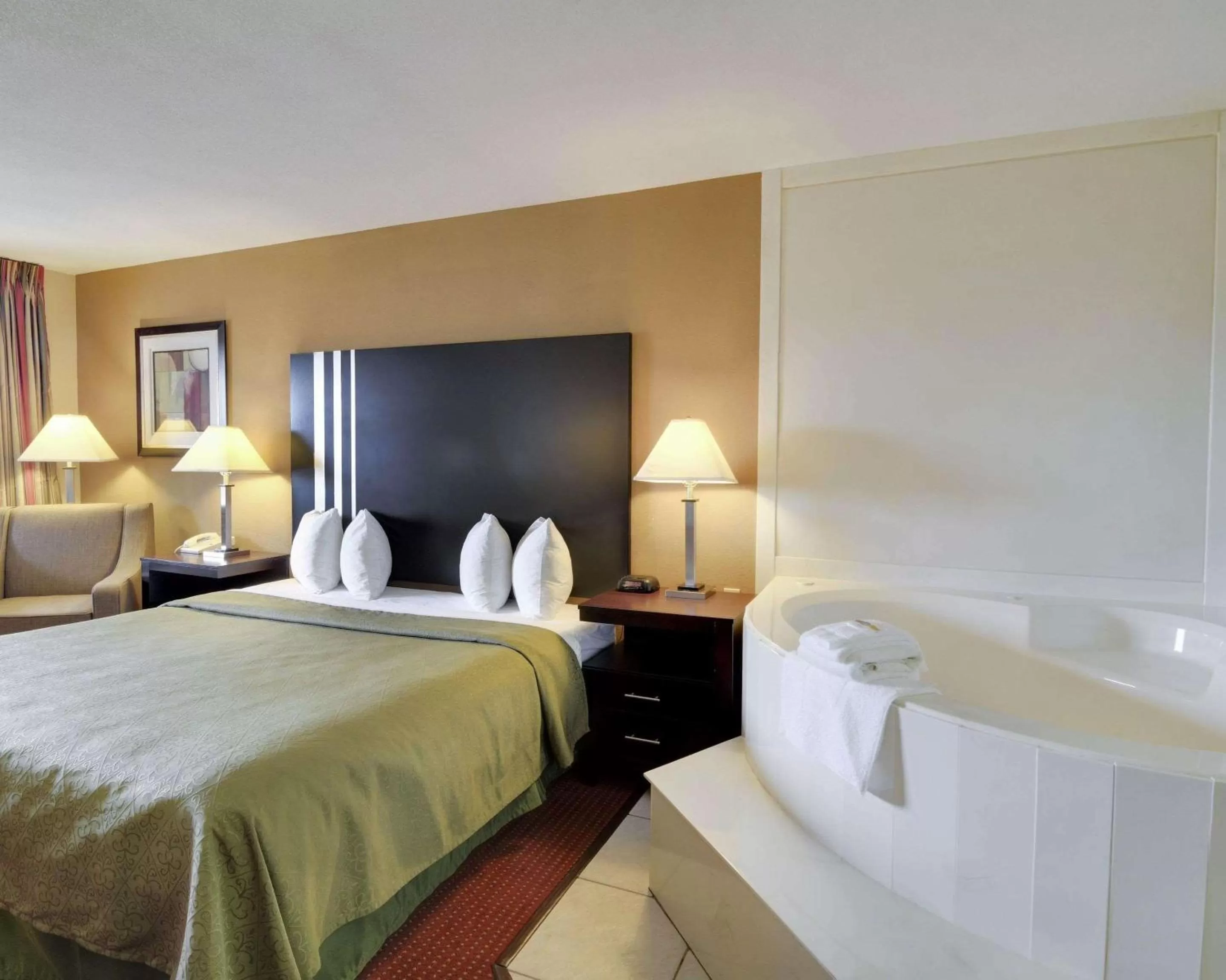 Photo of the whole room, Bed in Quality Inn & Suites Clarksville