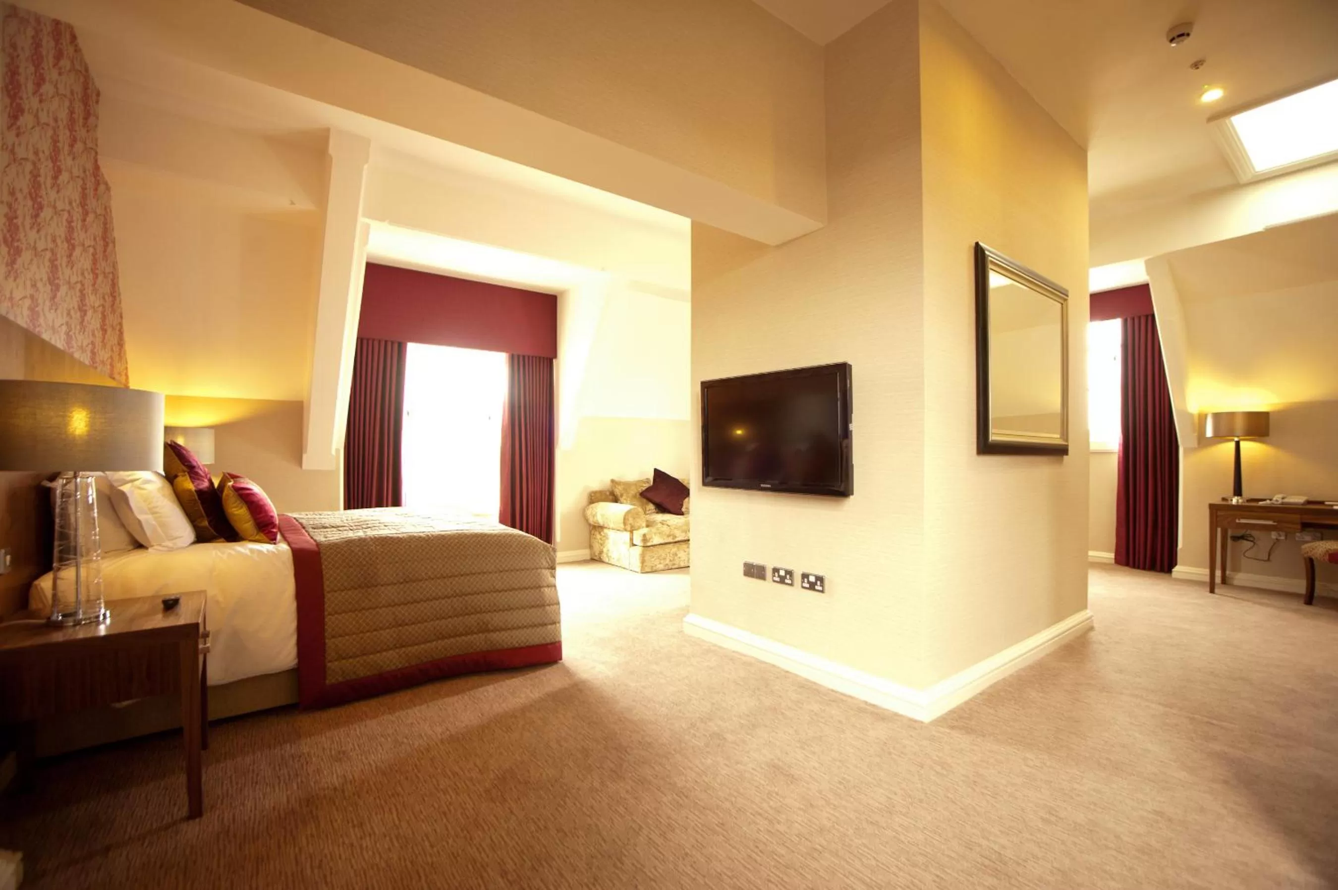 Photo of the whole room, Bed in The Grand, York